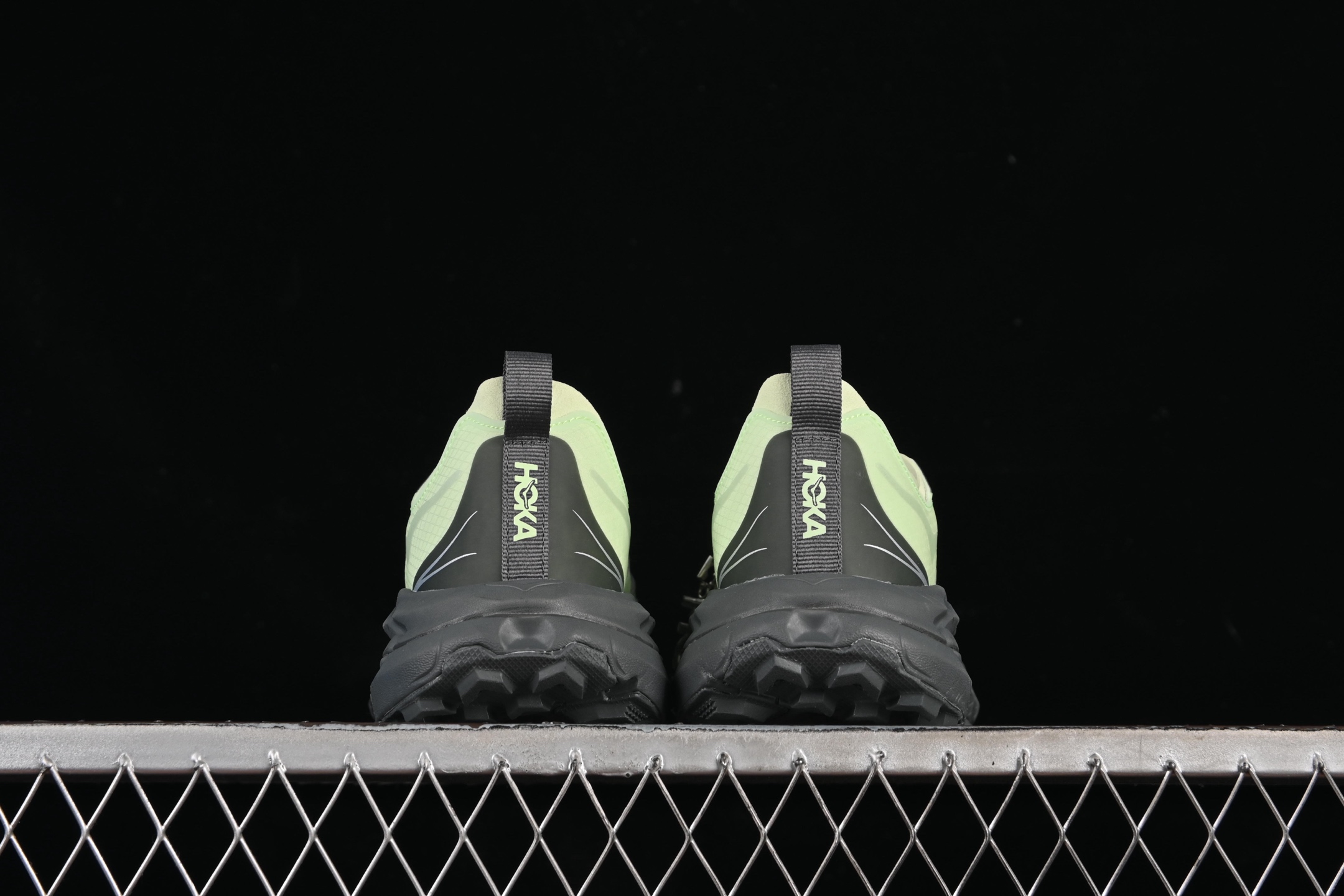 💰240纯原
Hoka Mafate Speed 4 Lite 马法特四代超轻厚底轻量山地跑步鞋 1168450 LHC
#轻量化材料Fresh Foam。超轻量中底全部用料过3C认证! 滚动平衡科技减少33%能量消耗 !第二代Mafate更是延续精髓设计,并调整了整体的鞋型,修身的鞋型,更加灵巧的感觉一下子来了。外底韧弹感十足的EVA泡绵,结合Vibram橡胶大底,性能稳定输出,无论是平时穿着还是在潮湿的梅雨季节跑步,都是非常优秀的搭配。
尺码:36 36.5 37 38 38.5 39 40 40.5 41 42 42.5 43 44 45 X.D4