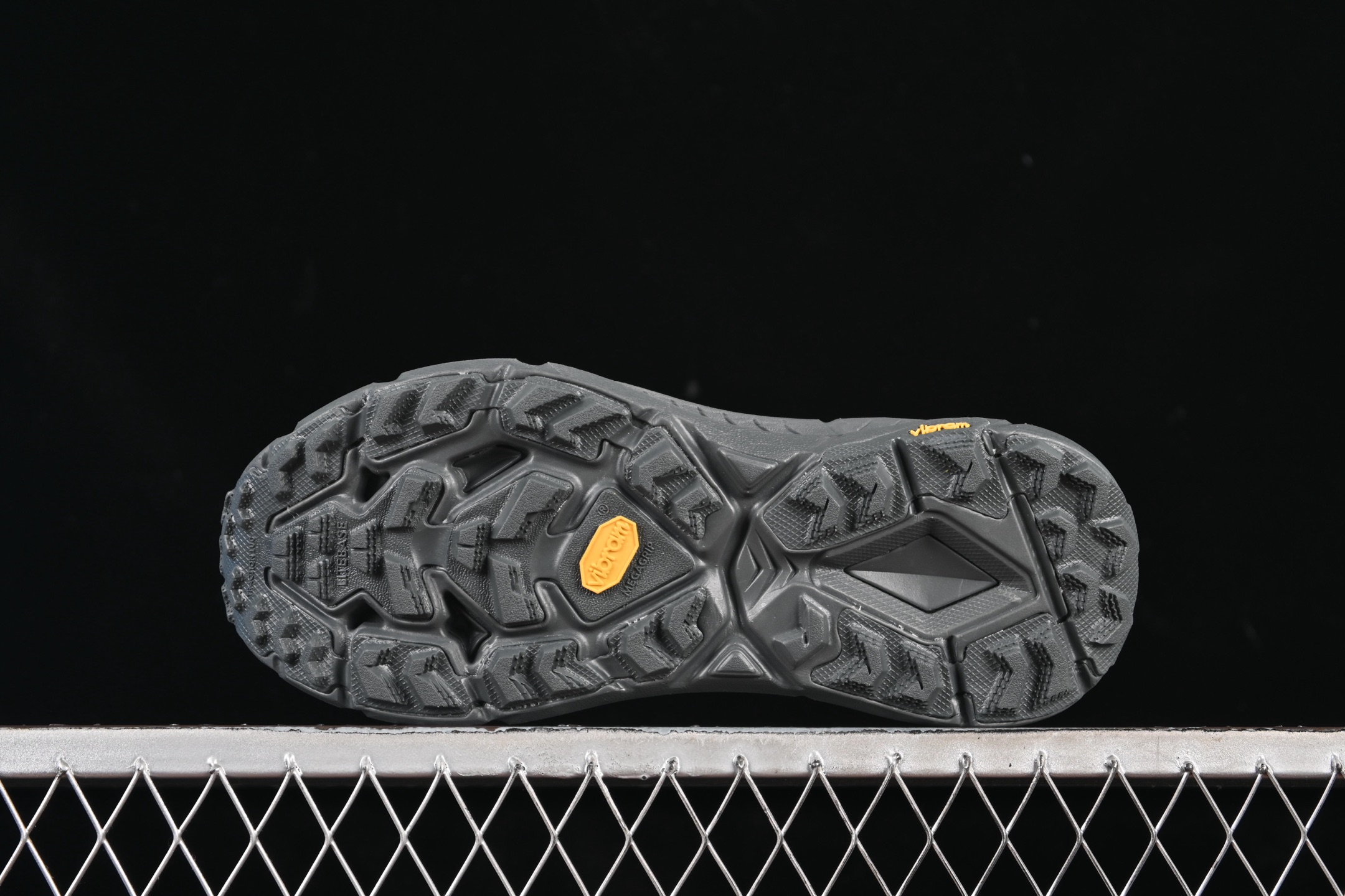 💰240纯原
Hoka Mafate Speed 4 Lite 马法特四代超轻厚底轻量山地跑步鞋 1168450 LHC
#轻量化材料Fresh Foam。超轻量中底全部用料过3C认证! 滚动平衡科技减少33%能量消耗 !第二代Mafate更是延续精髓设计,并调整了整体的鞋型,修身的鞋型,更加灵巧的感觉一下子来了。外底韧弹感十足的EVA泡绵,结合Vibram橡胶大底,性能稳定输出,无论是平时穿着还是在潮湿的梅雨季节跑步,都是非常优秀的搭配。
尺码:36 36.5 37 38 38.5 39 40 40.5 41 42 42.5 43 44 45 X.D4