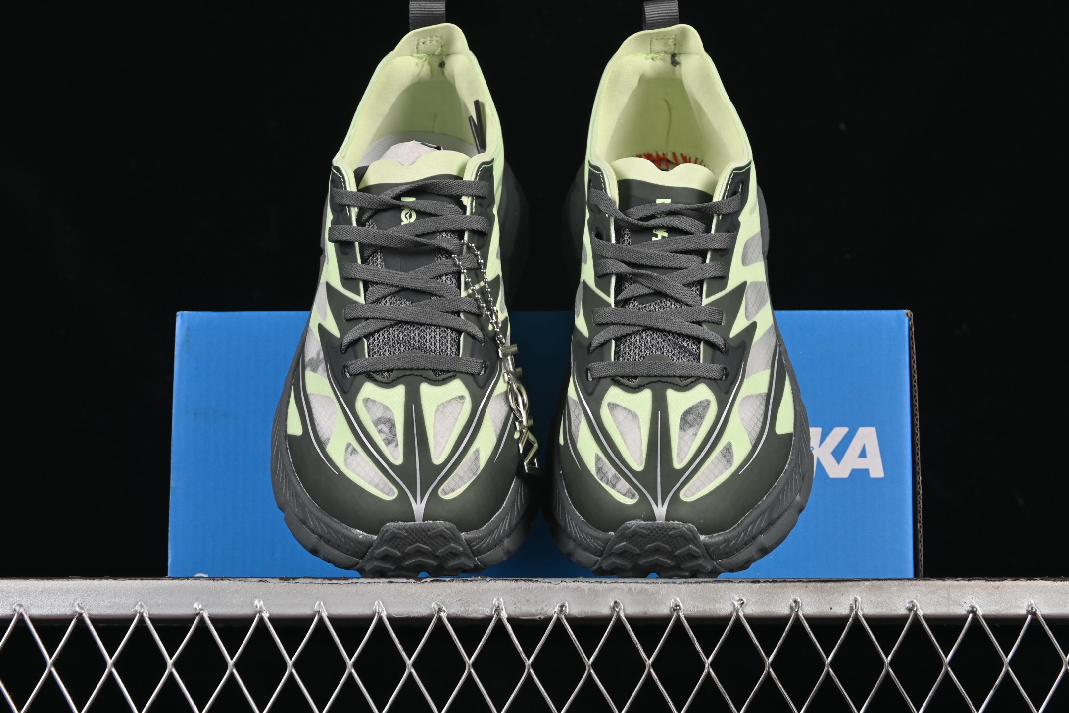 💰240纯原
Hoka Mafate Speed 4 Lite 马法特四代超轻厚底轻量山地跑步鞋 1168450 LHC
#轻量化材料Fresh Foam。超轻量中底全部用料过3C认证! 滚动平衡科技减少33%能量消耗 !第二代Mafate更是延续精髓设计,并调整了整体的鞋型,修身的鞋型,更加灵巧的感觉一下子来了。外底韧弹感十足的EVA泡绵,结合Vibram橡胶大底,性能稳定输出,无论是平时穿着还是在潮湿的梅雨季节跑步,都是非常优秀的搭配。
尺码:36 36.5 37 38 38.5 39 40 40.5 41 42 42.5 43 44 45 X.D4
