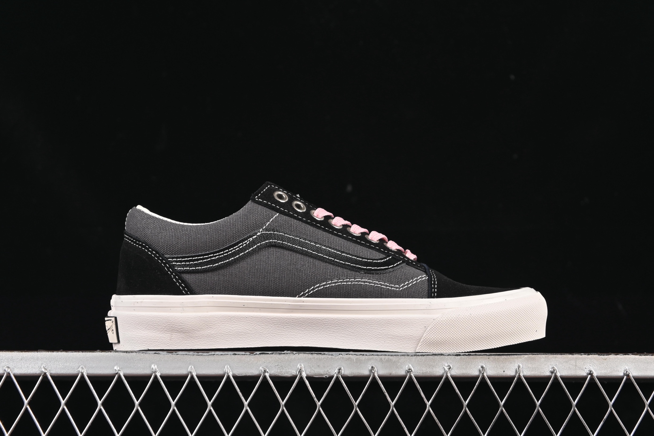 💰150纯原
Vans Lx Old Skool 万斯低帮休闲滑板鞋 VN000D56DE2
#工艺:硫化1:1(重量1:1、真标、原钢印、材质标、鞋型标、合格证)
尺码:35 36 36.5 37 38 38.5 39 40 40.5 41 42 42.5 43 44 M.C3