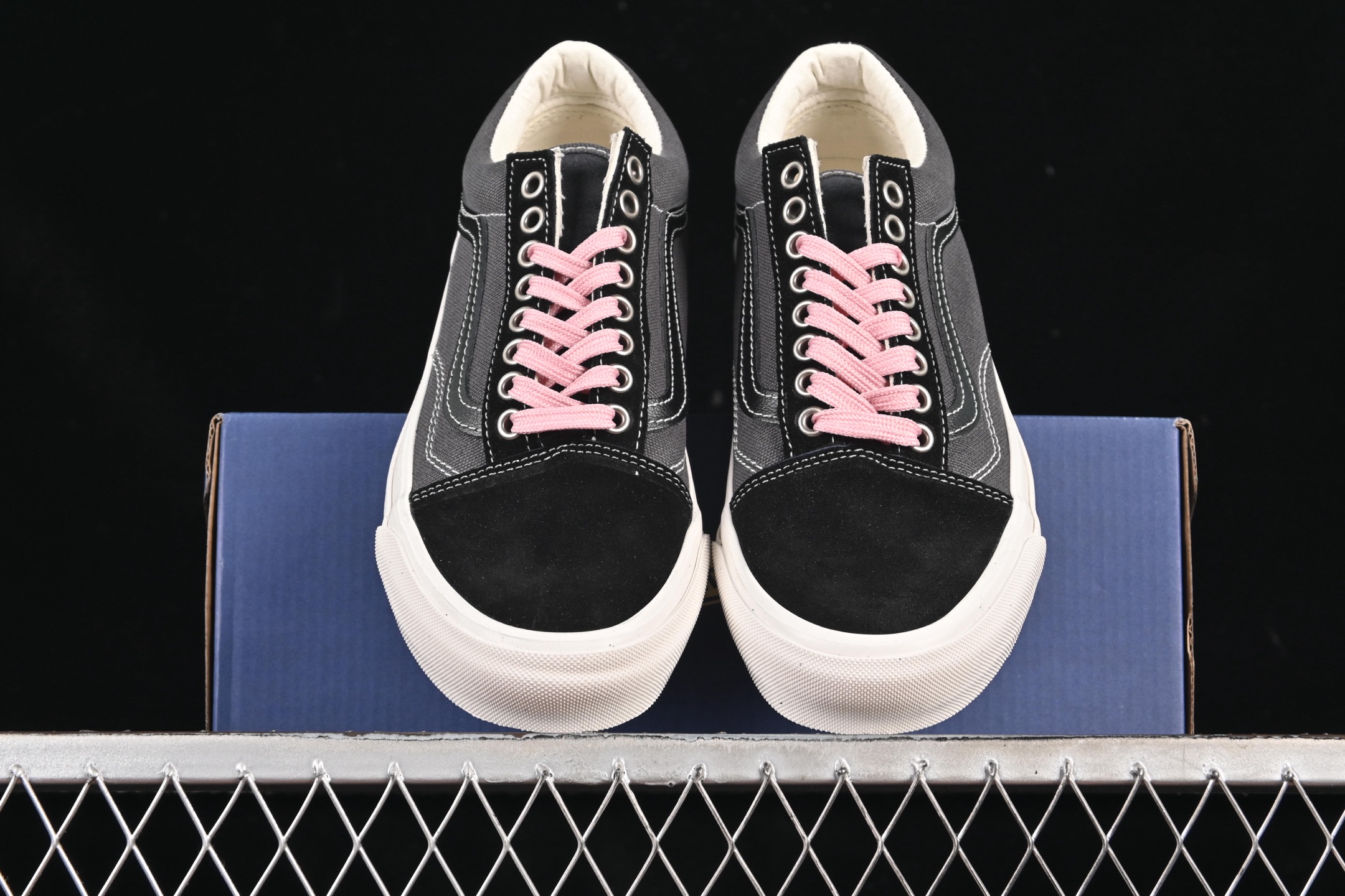 💰150纯原
Vans Lx Old Skool 万斯低帮休闲滑板鞋 VN000D56DE2
#工艺:硫化1:1(重量1:1、真标、原钢印、材质标、鞋型标、合格证)
尺码:35 36 36.5 37 38 38.5 39 40 40.5 41 42 42.5 43 44 M.C3