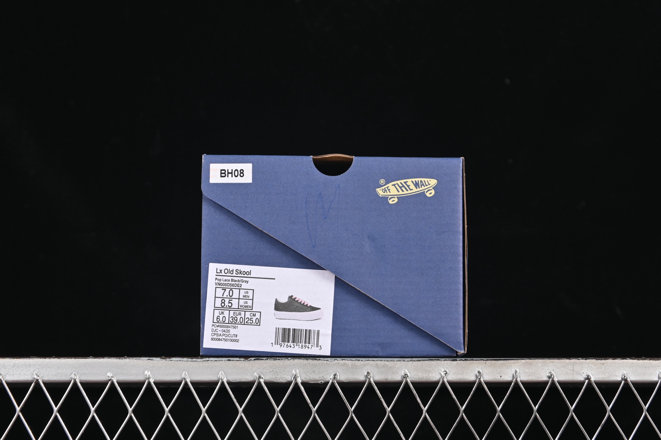 💰150纯原
Vans Lx Old Skool 万斯低帮休闲滑板鞋 VN000D56DE2
#工艺:硫化1:1(重量1:1、真标、原钢印、材质标、鞋型标、合格证)
尺码:35 36 36.5 37 38 38.5 39 40 40.5 41 42 42.5 43 44 M.C3