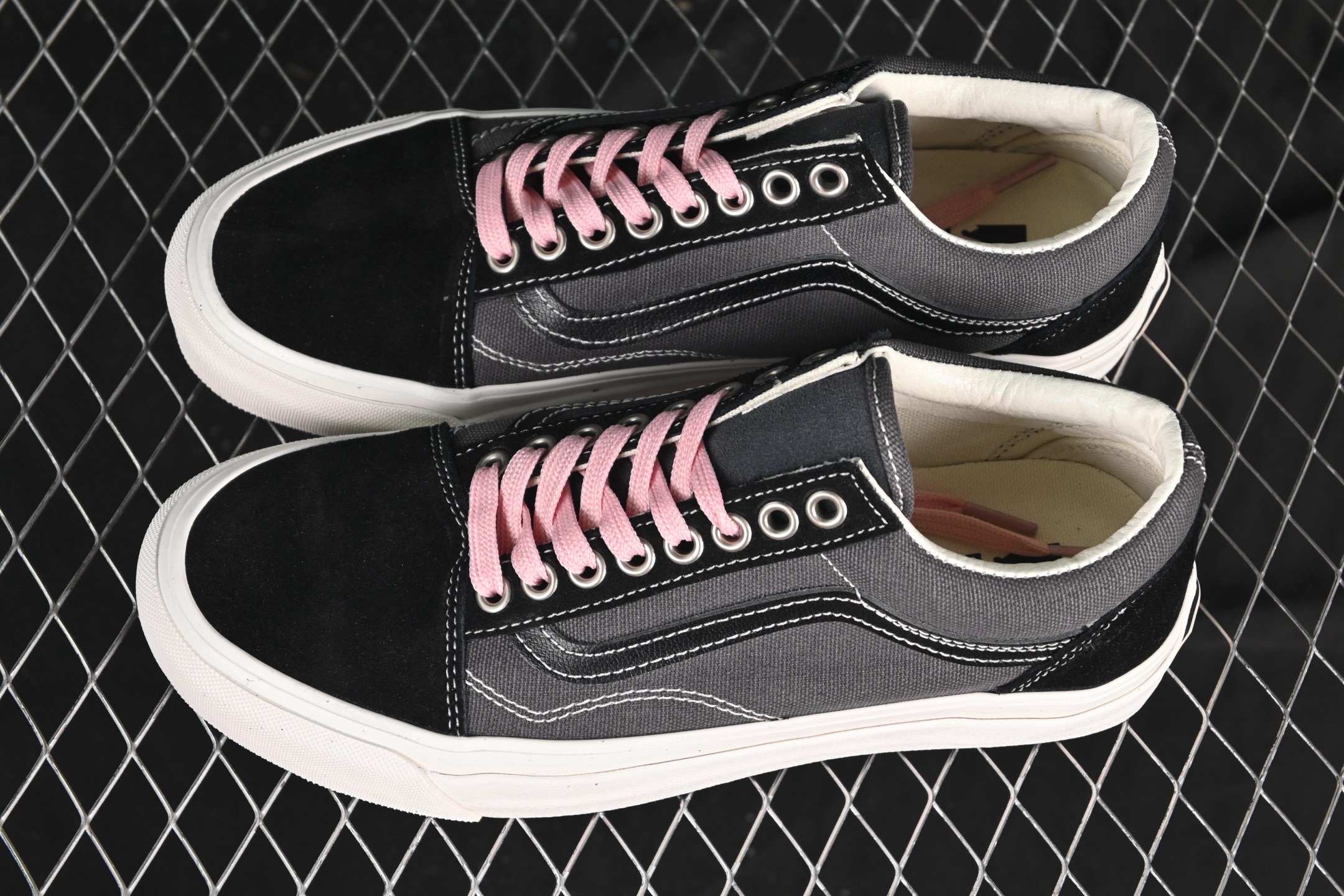 💰150纯原
Vans Lx Old Skool 万斯低帮休闲滑板鞋 VN000D56DE2
#工艺:硫化1:1(重量1:1、真标、原钢印、材质标、鞋型标、合格证)
尺码:35 36 36.5 37 38 38.5 39 40 40.5 41 42 42.5 43 44 M.C3