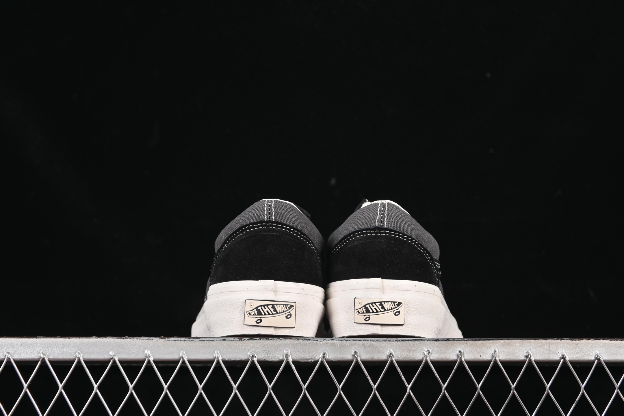 💰150纯原
Vans Lx Old Skool 万斯低帮休闲滑板鞋 VN000D56DE2
#工艺:硫化1:1(重量1:1、真标、原钢印、材质标、鞋型标、合格证)
尺码:35 36 36.5 37 38 38.5 39 40 40.5 41 42 42.5 43 44 M.C3