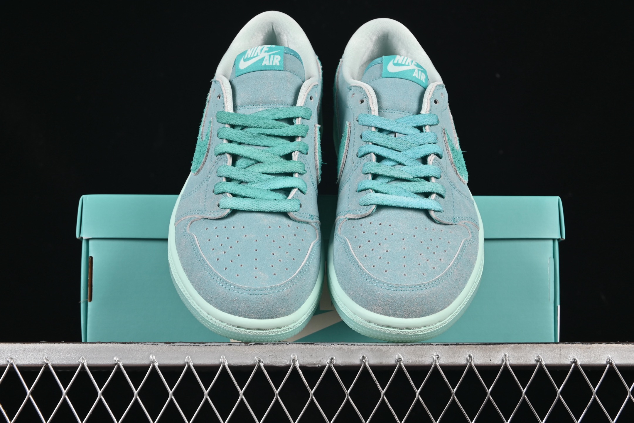 💰240纯原💰280顶级
Air Jordan 1 Low "Washed Teal" AJ1 乔1水洗青釉 低帮文化休闲板鞋 HQ8111-300
#配色在经典鞋型上进行精致演绎,融入现代元素,采用清凉容柔和的水洗青釉配色,再加上高热度的低帮廓形,想必在夏日会有很大的吸引力。
尺码:36 36.5 37.5 38 38.5 39 40 40.5 41 42 42.5 43 44 44.5 45 46 47.5 LTD4