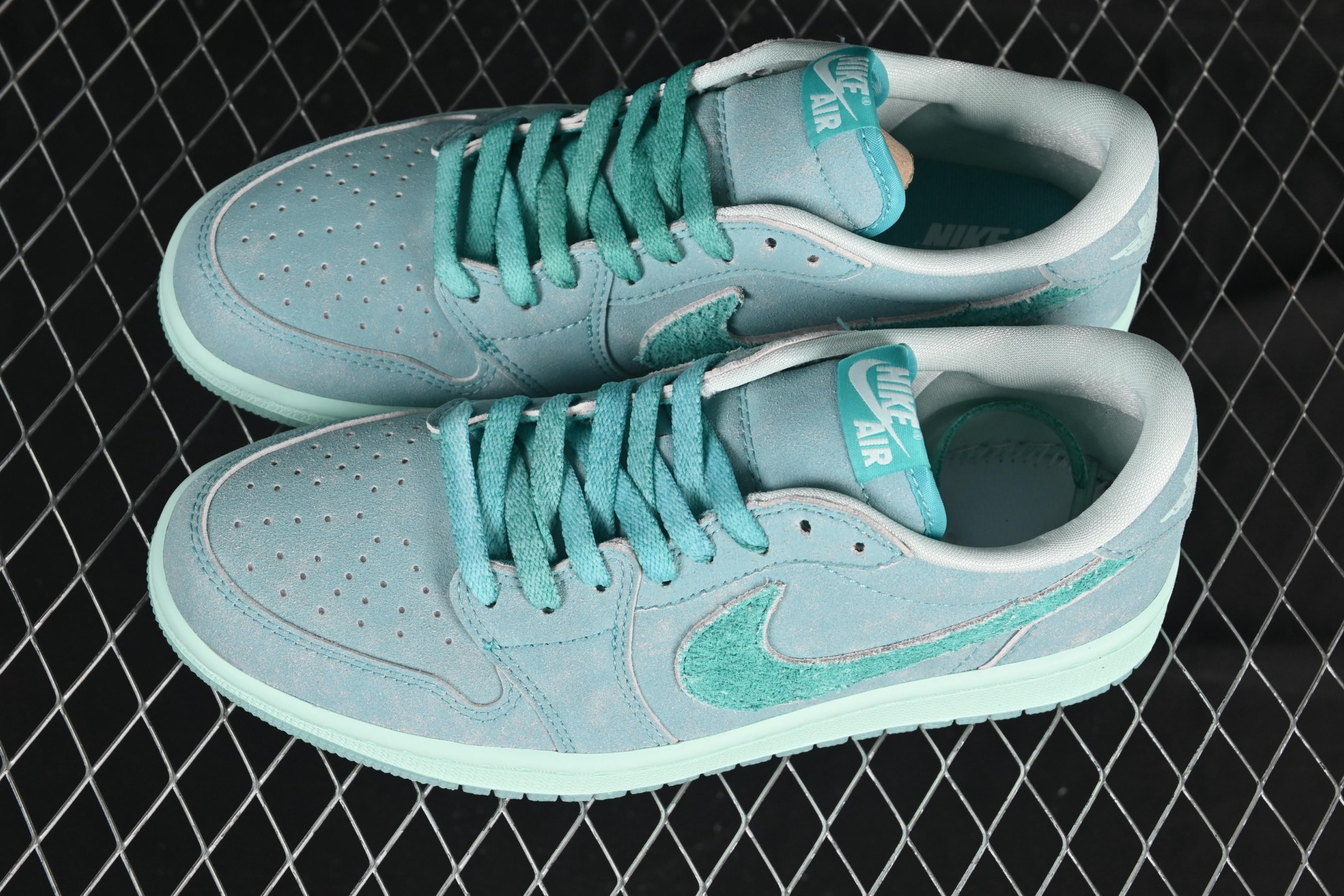 💰240纯原💰280顶级
Air Jordan 1 Low "Washed Teal" AJ1 乔1水洗青釉 低帮文化休闲板鞋 HQ8111-300
#配色在经典鞋型上进行精致演绎,融入现代元素,采用清凉容柔和的水洗青釉配色,再加上高热度的低帮廓形,想必在夏日会有很大的吸引力。
尺码:36 36.5 37.5 38 38.5 39 40 40.5 41 42 42.5 43 44 44.5 45 46 47.5 LTD4