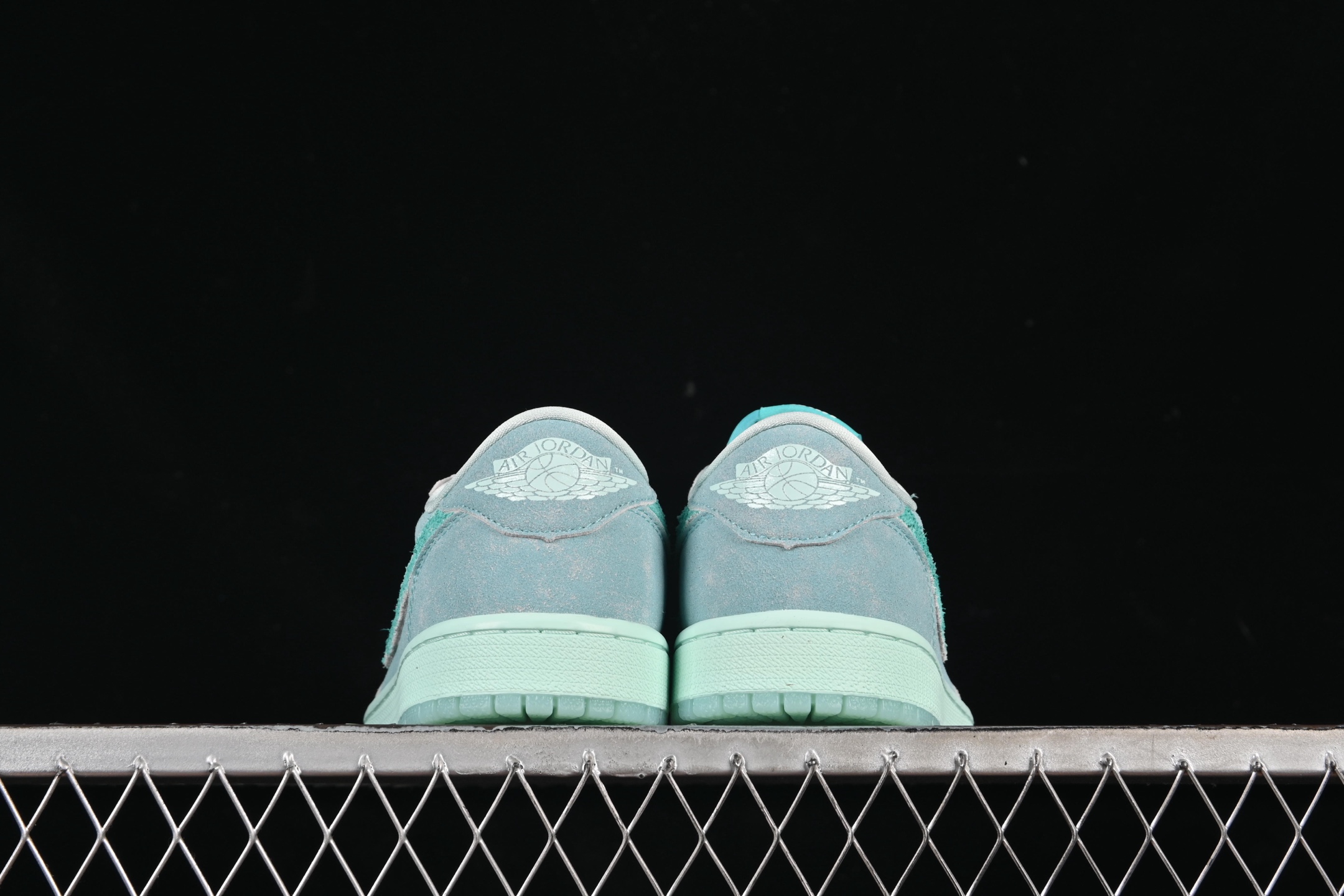 💰240纯原💰280顶级
Air Jordan 1 Low "Washed Teal" AJ1 乔1水洗青釉 低帮文化休闲板鞋 HQ8111-300
#配色在经典鞋型上进行精致演绎,融入现代元素,采用清凉容柔和的水洗青釉配色,再加上高热度的低帮廓形,想必在夏日会有很大的吸引力。
尺码:36 36.5 37.5 38 38.5 39 40 40.5 41 42 42.5 43 44 44.5 45 46 47.5 LTD4