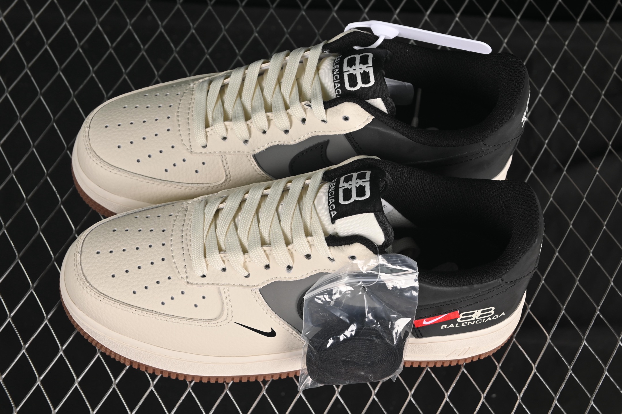 💰280纯原
 Nike Air Force 1'07 Low 联名 米灰黑生胶 空军一号低帮休闲板鞋 HJ3318-005
#原楦头原纸板 原装鞋盒 定制五金配件 内置全掌气垫 原厂鞋底
尺码：36 36.5 37.5 38 38.5 39 40 40.5 41 42 42.5 43 44 44.5 45 9.D4