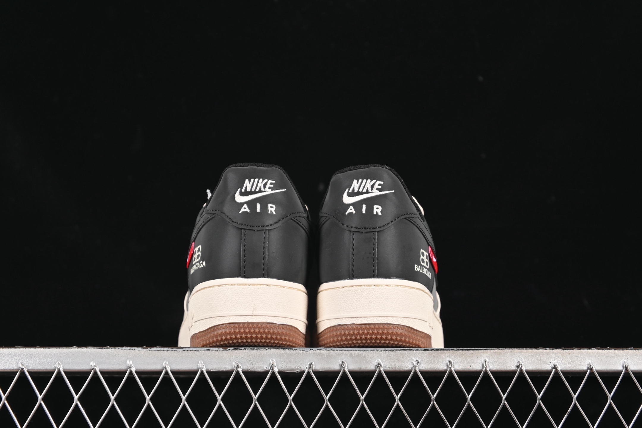 💰280纯原
 Nike Air Force 1'07 Low 联名 米灰黑生胶 空军一号低帮休闲板鞋 HJ3318-005
#原楦头原纸板 原装鞋盒 定制五金配件 内置全掌气垫 原厂鞋底
尺码：36 36.5 37.5 38 38.5 39 40 40.5 41 42 42.5 43 44 44.5 45 9.D4