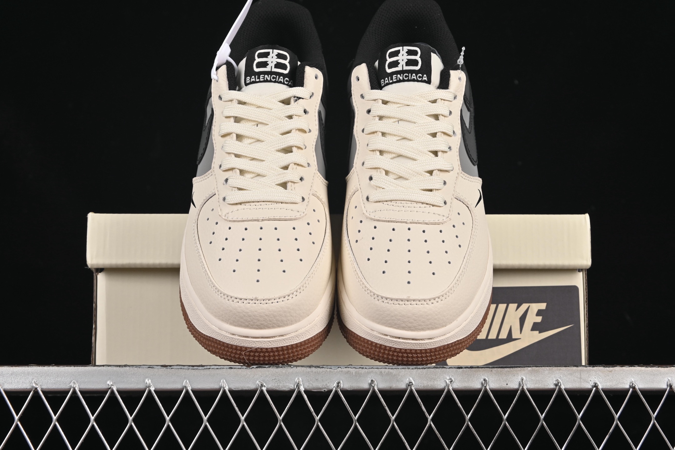 💰280纯原
 Nike Air Force 1'07 Low 联名 米灰黑生胶 空军一号低帮休闲板鞋 HJ3318-005
#原楦头原纸板 原装鞋盒 定制五金配件 内置全掌气垫 原厂鞋底
尺码：36 36.5 37.5 38 38.5 39 40 40.5 41 42 42.5 43 44 44.5 45 9.D4