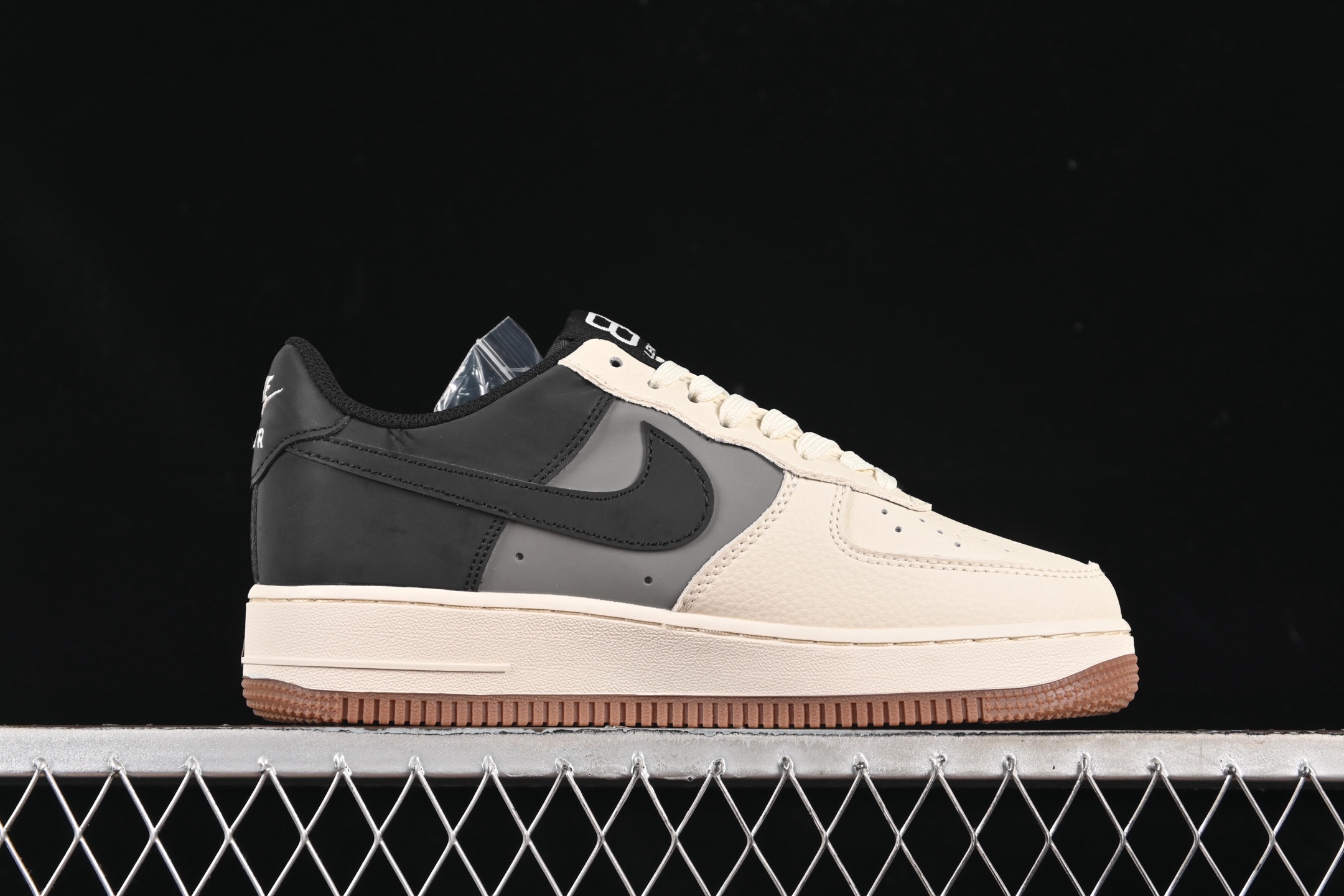 💰280纯原
 Nike Air Force 1'07 Low 联名 米灰黑生胶 空军一号低帮休闲板鞋 HJ3318-005
#原楦头原纸板 原装鞋盒 定制五金配件 内置全掌气垫 原厂鞋底
尺码：36 36.5 37.5 38 38.5 39 40 40.5 41 42 42.5 43 44 44.5 45 9.D4