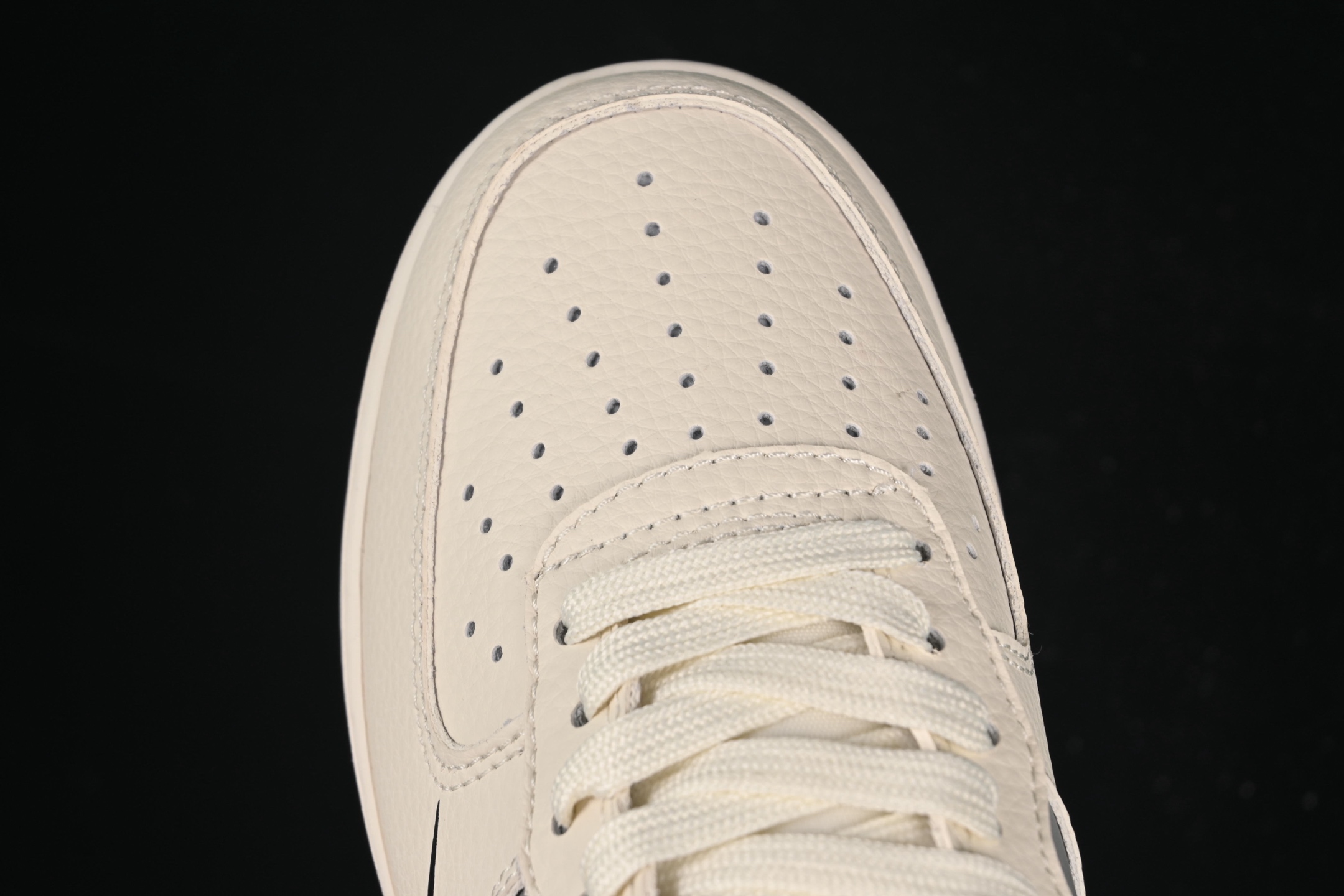 💰280纯原
 Nike Air Force 1'07 Low 联名 米灰黑生胶 空军一号低帮休闲板鞋 HJ3318-005
#原楦头原纸板 原装鞋盒 定制五金配件 内置全掌气垫 原厂鞋底
尺码：36 36.5 37.5 38 38.5 39 40 40.5 41 42 42.5 43 44 44.5 45 9.D4