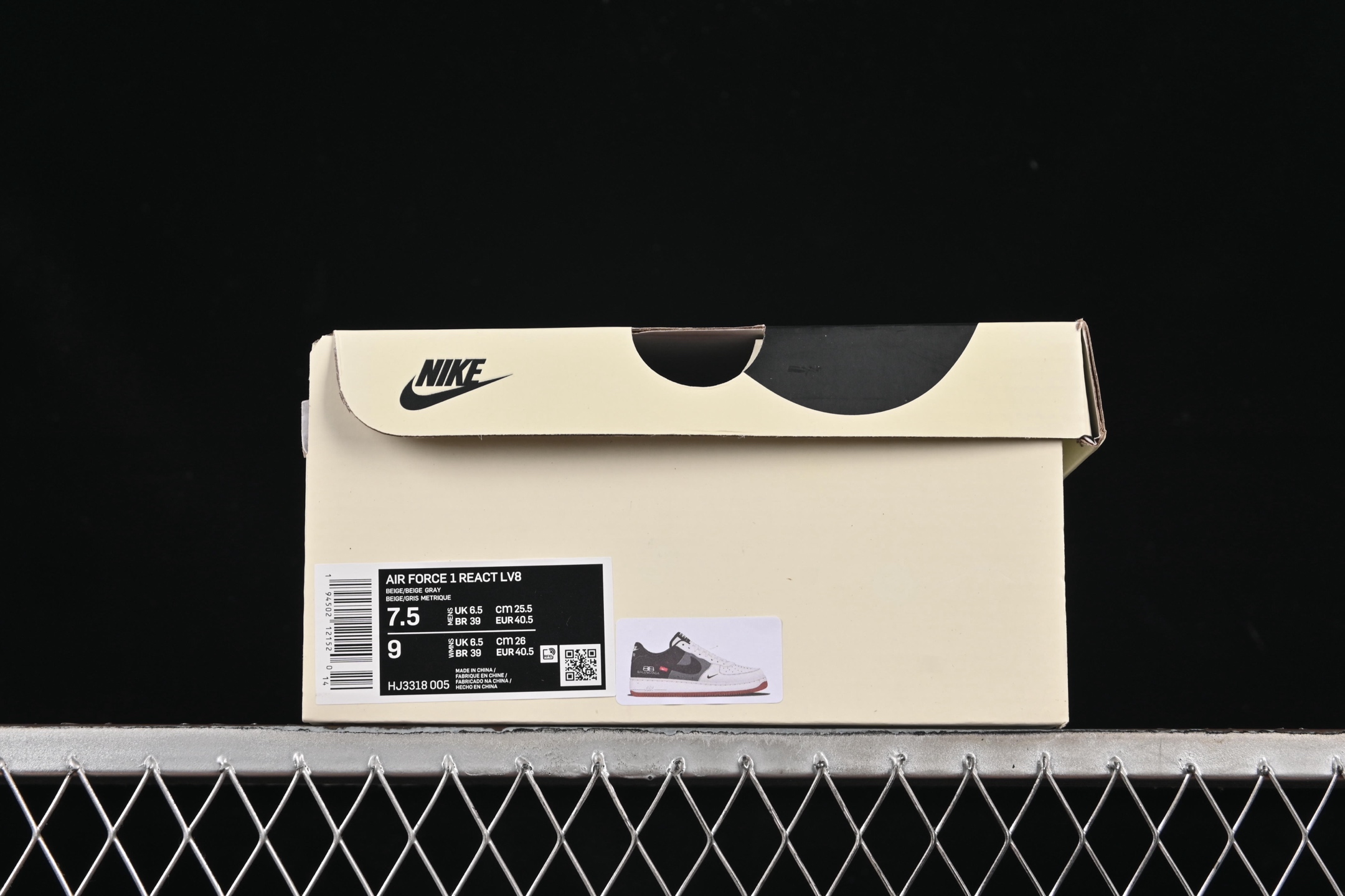💰280纯原
 Nike Air Force 1'07 Low 联名 米灰黑生胶 空军一号低帮休闲板鞋 HJ3318-005
#原楦头原纸板 原装鞋盒 定制五金配件 内置全掌气垫 原厂鞋底
尺码：36 36.5 37.5 38 38.5 39 40 40.5 41 42 42.5 43 44 44.5 45 9.D4