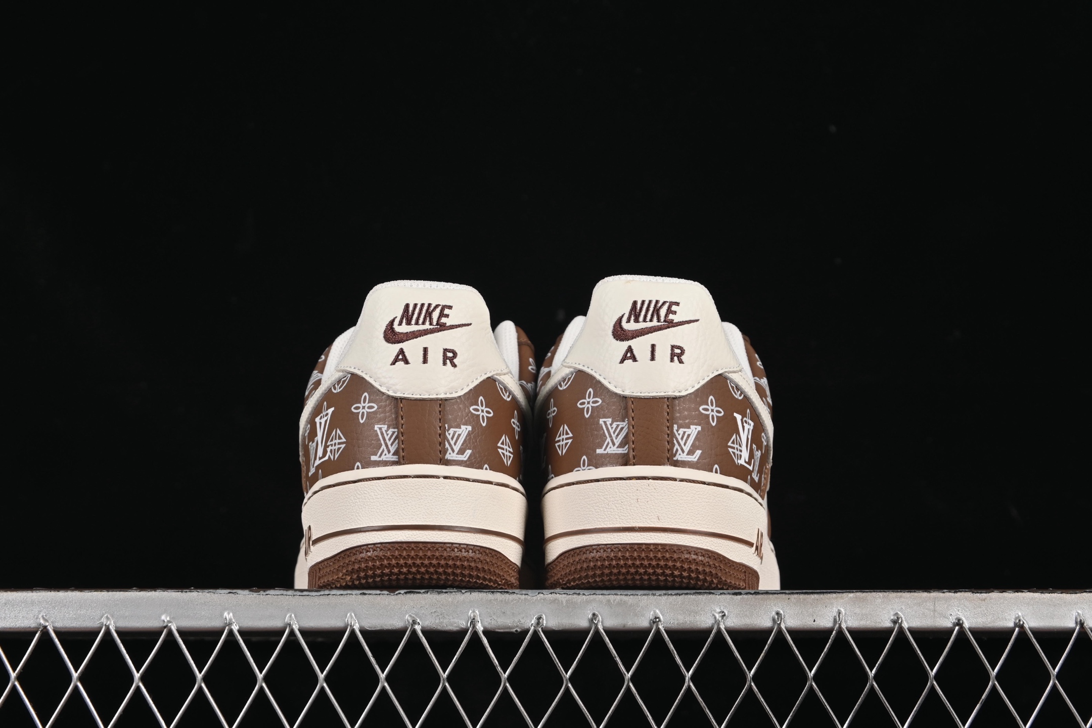 💰280纯原
 Nike Air Force 1'07 Low LV联名 奶白棕 空军一号低帮休闲板鞋 LW9279-018
#原楦头原纸板 原装鞋盒 定制五金配件 内置全掌气垫 原厂鞋底
尺码：36 36.5 37.5 38 38.5 39 40 40.5 41 42 42.5 43 44 44.5 45 9.D4