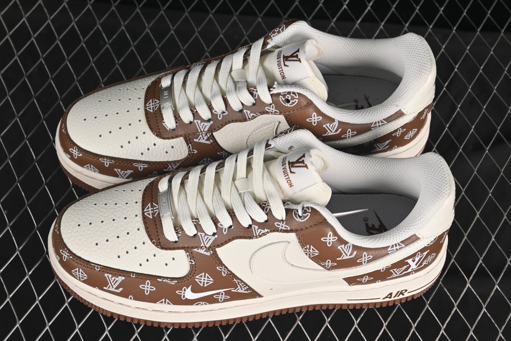 💰280纯原
 Nike Air Force 1'07 Low LV联名 奶白棕 空军一号低帮休闲板鞋 LW9279-018
#原楦头原纸板 原装鞋盒 定制五金配件 内置全掌气垫 原厂鞋底
尺码：36 36.5 37.5 38 38.5 39 40 40.5 41 42 42.5 43 44 44.5 45 9.D4