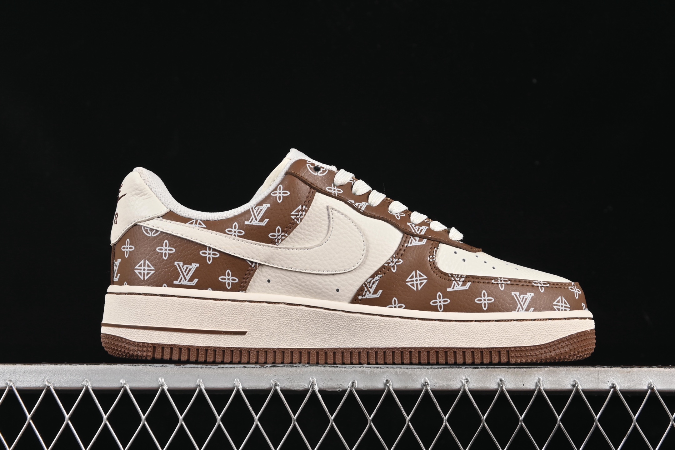 💰280纯原
 Nike Air Force 1'07 Low LV联名 奶白棕 空军一号低帮休闲板鞋 LW9279-018
#原楦头原纸板 原装鞋盒 定制五金配件 内置全掌气垫 原厂鞋底
尺码：36 36.5 37.5 38 38.5 39 40 40.5 41 42 42.5 43 44 44.5 45 9.D4
