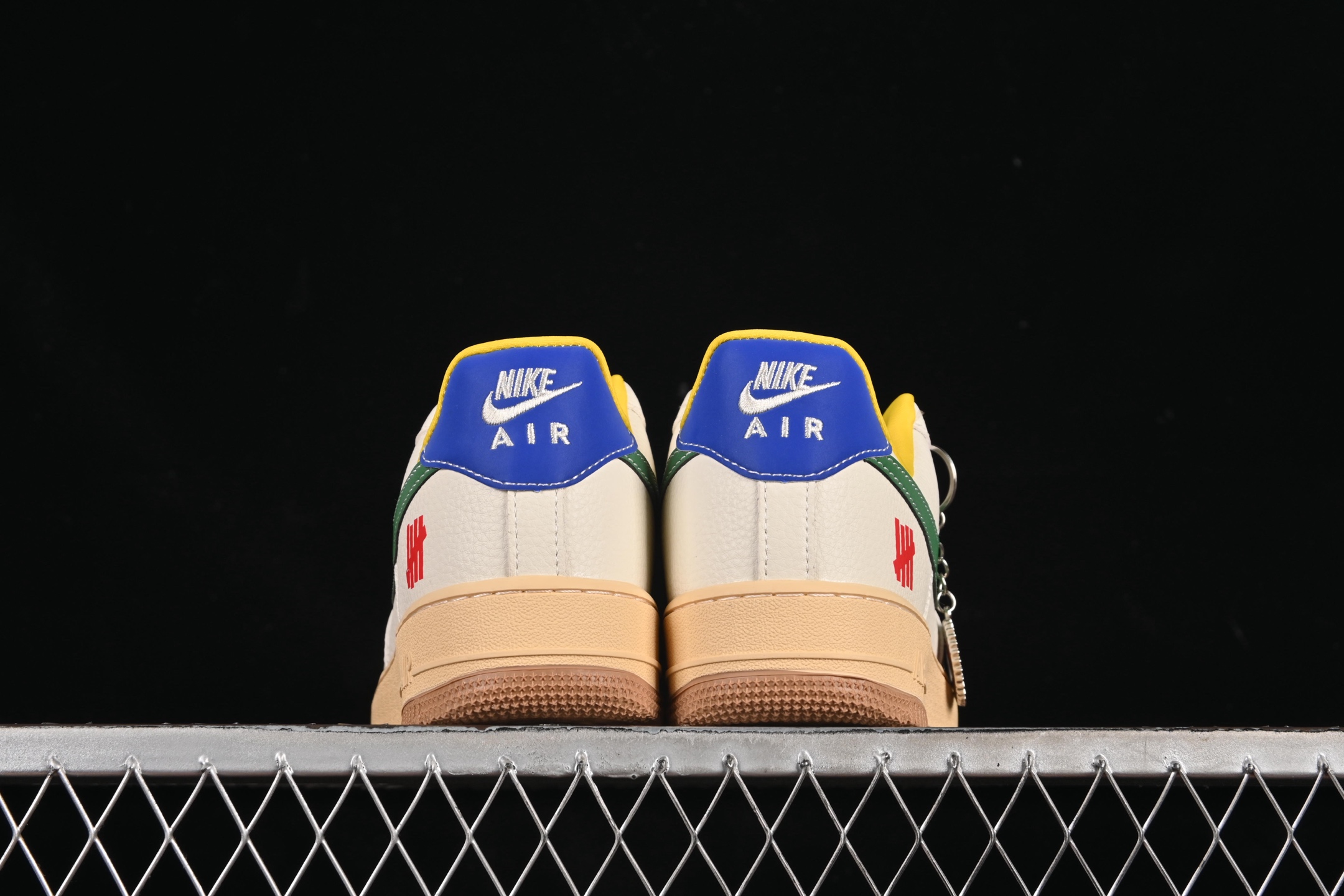 💰300纯原
Nike Air Force 1'07 Low UN联名 多彩拼接 空军一号低帮休闲板鞋 KB1688-005
#原楦头原纸板 原装鞋盒 定制五金配件 内置全掌气垫 原厂鞋底
尺码：36 36.5 37.5 38 38.5 39 40 40.5 41 42 42.5 43 44 44.5 45 9.D4