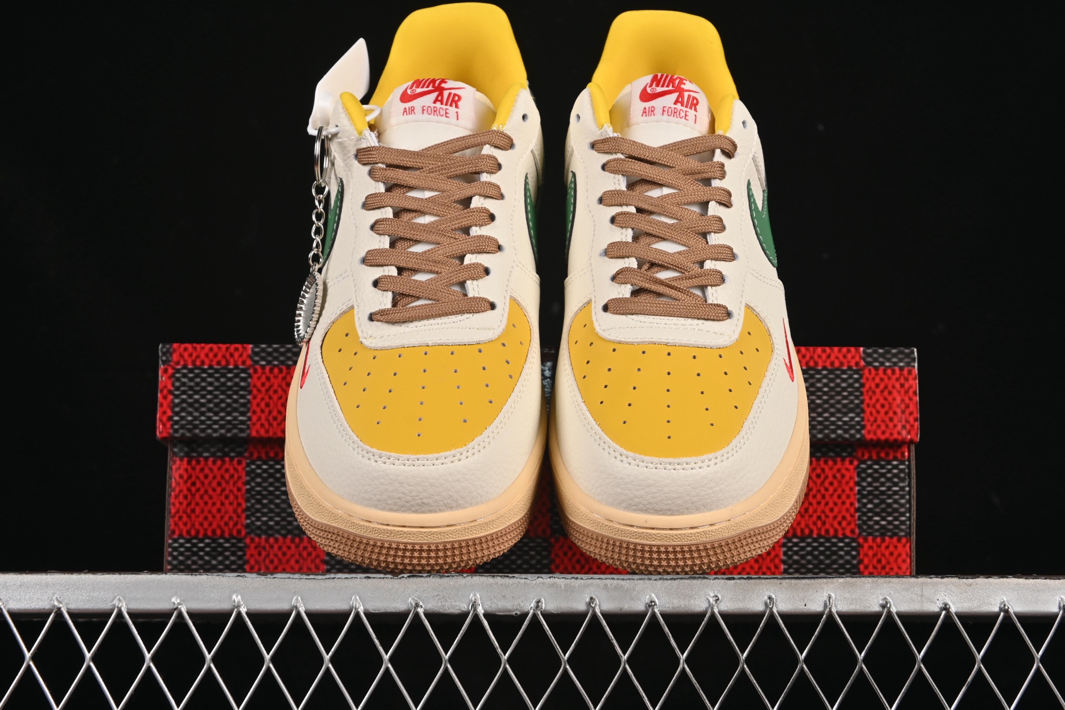 💰300纯原
Nike Air Force 1'07 Low UN联名 多彩拼接 空军一号低帮休闲板鞋 KB1688-005
#原楦头原纸板 原装鞋盒 定制五金配件 内置全掌气垫 原厂鞋底
尺码：36 36.5 37.5 38 38.5 39 40 40.5 41 42 42.5 43 44 44.5 45 9.D4