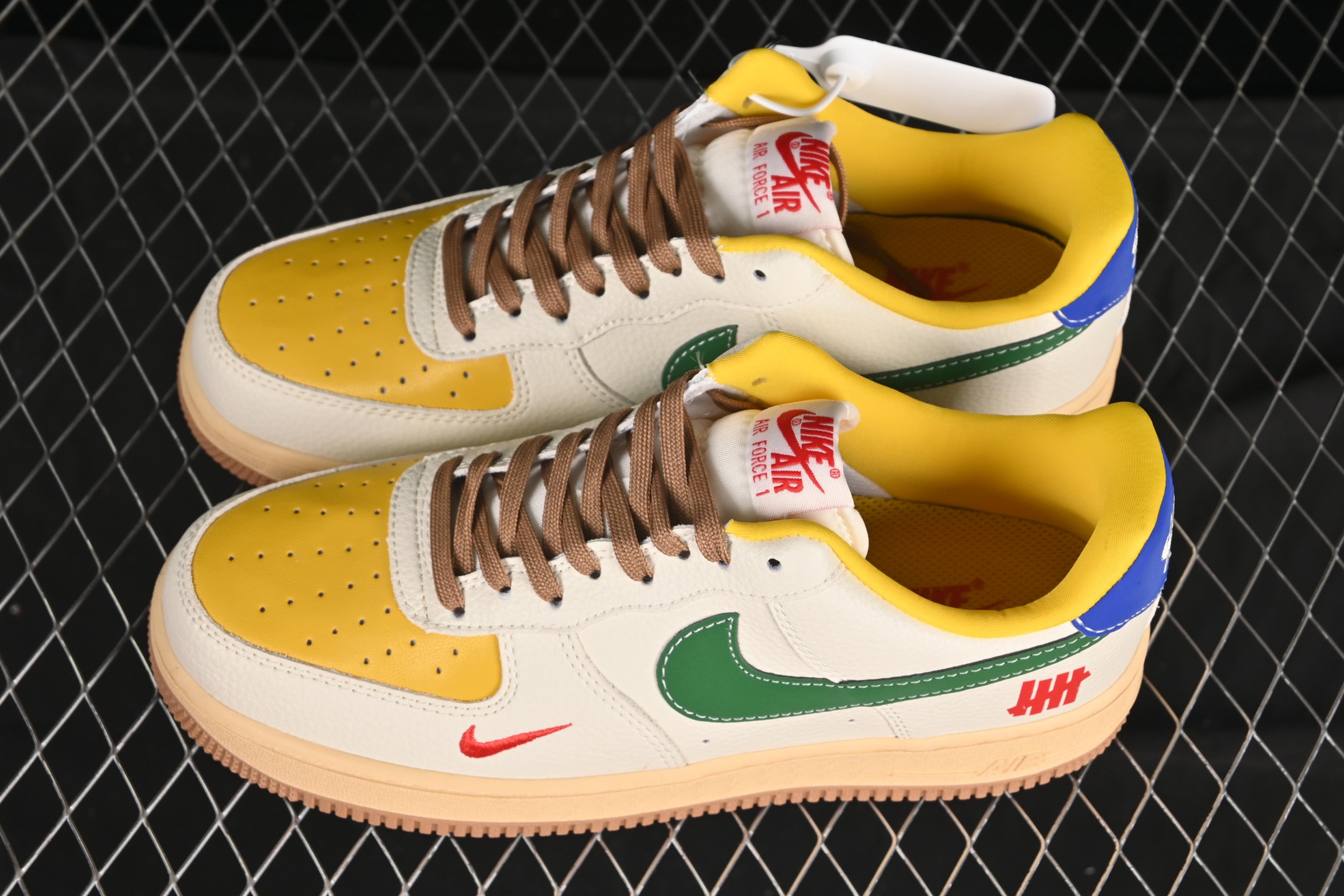 💰300纯原
Nike Air Force 1'07 Low UN联名 多彩拼接 空军一号低帮休闲板鞋 KB1688-005
#原楦头原纸板 原装鞋盒 定制五金配件 内置全掌气垫 原厂鞋底
尺码：36 36.5 37.5 38 38.5 39 40 40.5 41 42 42.5 43 44 44.5 45 9.D4