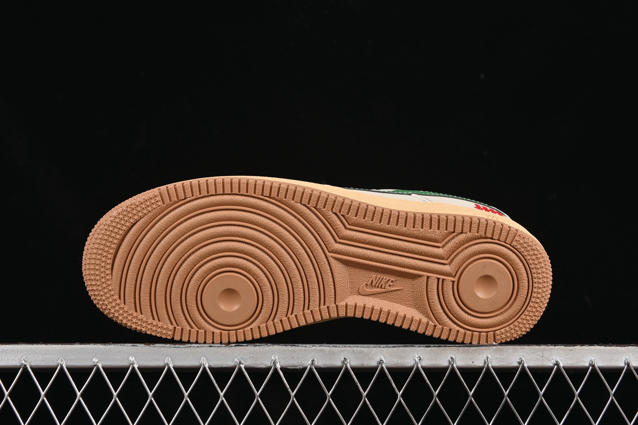 💰300纯原
Nike Air Force 1'07 Low UN联名 多彩拼接 空军一号低帮休闲板鞋 KB1688-005
#原楦头原纸板 原装鞋盒 定制五金配件 内置全掌气垫 原厂鞋底
尺码：36 36.5 37.5 38 38.5 39 40 40.5 41 42 42.5 43 44 44.5 45 9.D4