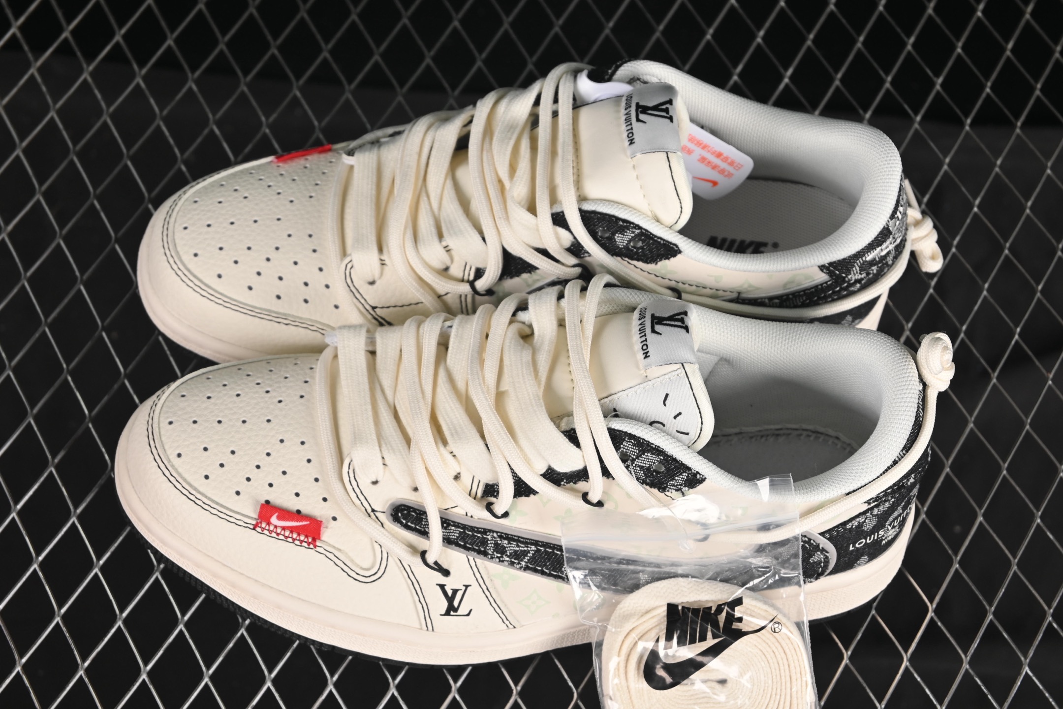💰300公司级💰380纯原
Travis Scott x Fragment Design x Air Jordan 1 Low OG SP AJ1 乔1 LV联名 黑帆布抽绳 低帮文化休闲板鞋 YX5066-388
#多方联名合作融合了Travis Scott 独特的音乐风格,藤原浩个性的设计风格以及Jordan品牌的经典元素 使其成为一双具有独特身份和价值的鞋子 清新而立体的外观加上联名标识更突出了其独特身份 这种配色方案显示出活力和时尚感 在视觉上引人注目 鞋身的质感和细腻的细节处理使其显得高端而格调十足 这款“倒钩”联名是设计与创意完美结合 融合多方的个性风格是一款备受瞩目的潮流鞋款
尺码:36 36.5 37.5 38 38.5 39 40 40.5 41 42 42.5 43 44 44.5 45 9.E5
