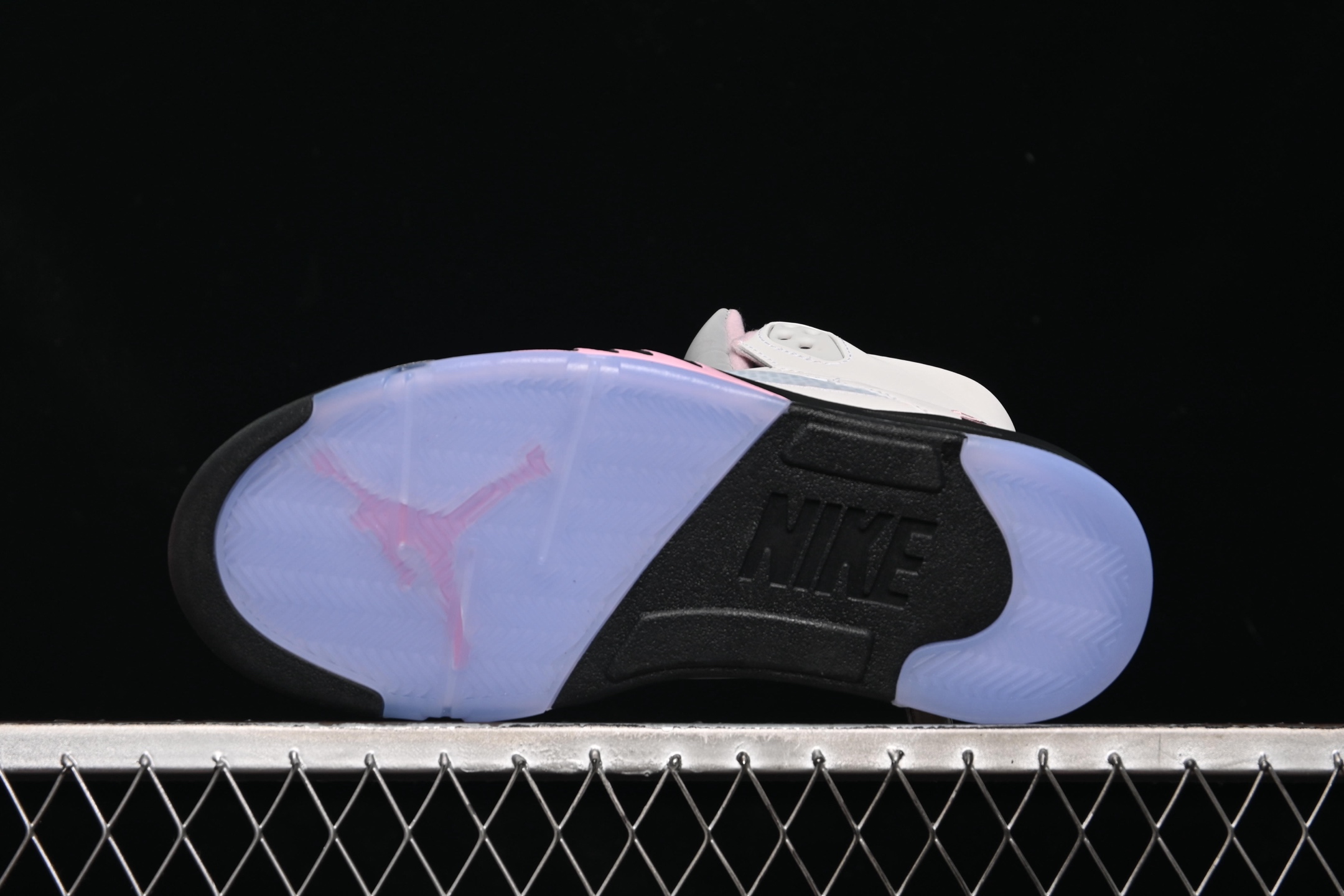 💰440纯原
Air Jordan 5 Retro "35th Anniversary" AJ5 乔5少女粉 HQ7978-102
#3M反光 鞋身整体以白色为主,在中底/内衬等细节部分辅以粉色点缀,少女心十足!
尺码:36 36.5 37.5 38 38.5 39 40 40.5 41 42 42.5 43 44 44.5 45 46 47.5 48.5 LTD4