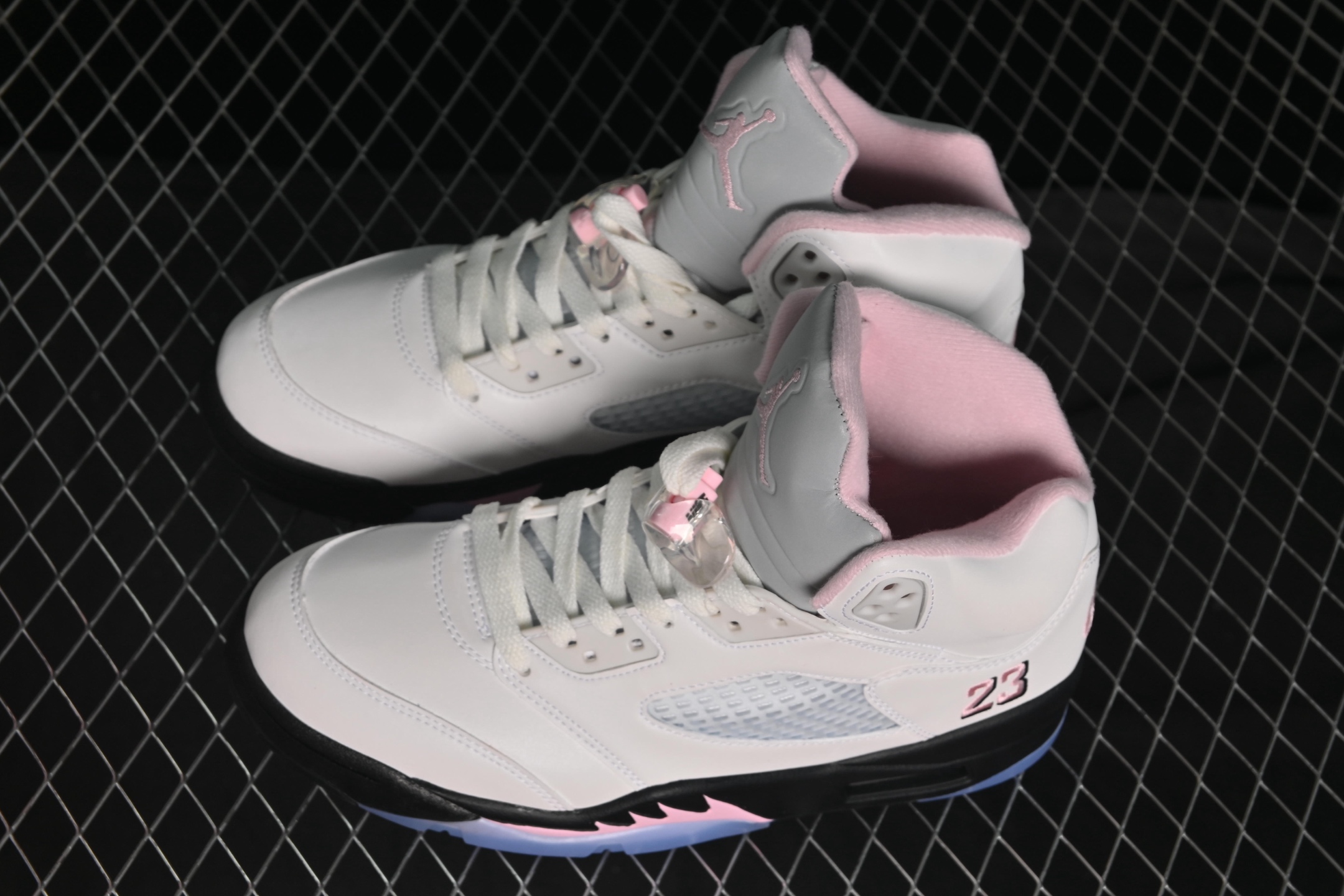 💰440纯原
Air Jordan 5 Retro "35th Anniversary" AJ5 乔5少女粉 HQ7978-102
#3M反光 鞋身整体以白色为主,在中底/内衬等细节部分辅以粉色点缀,少女心十足!
尺码:36 36.5 37.5 38 38.5 39 40 40.5 41 42 42.5 43 44 44.5 45 46 47.5 48.5 LTD4