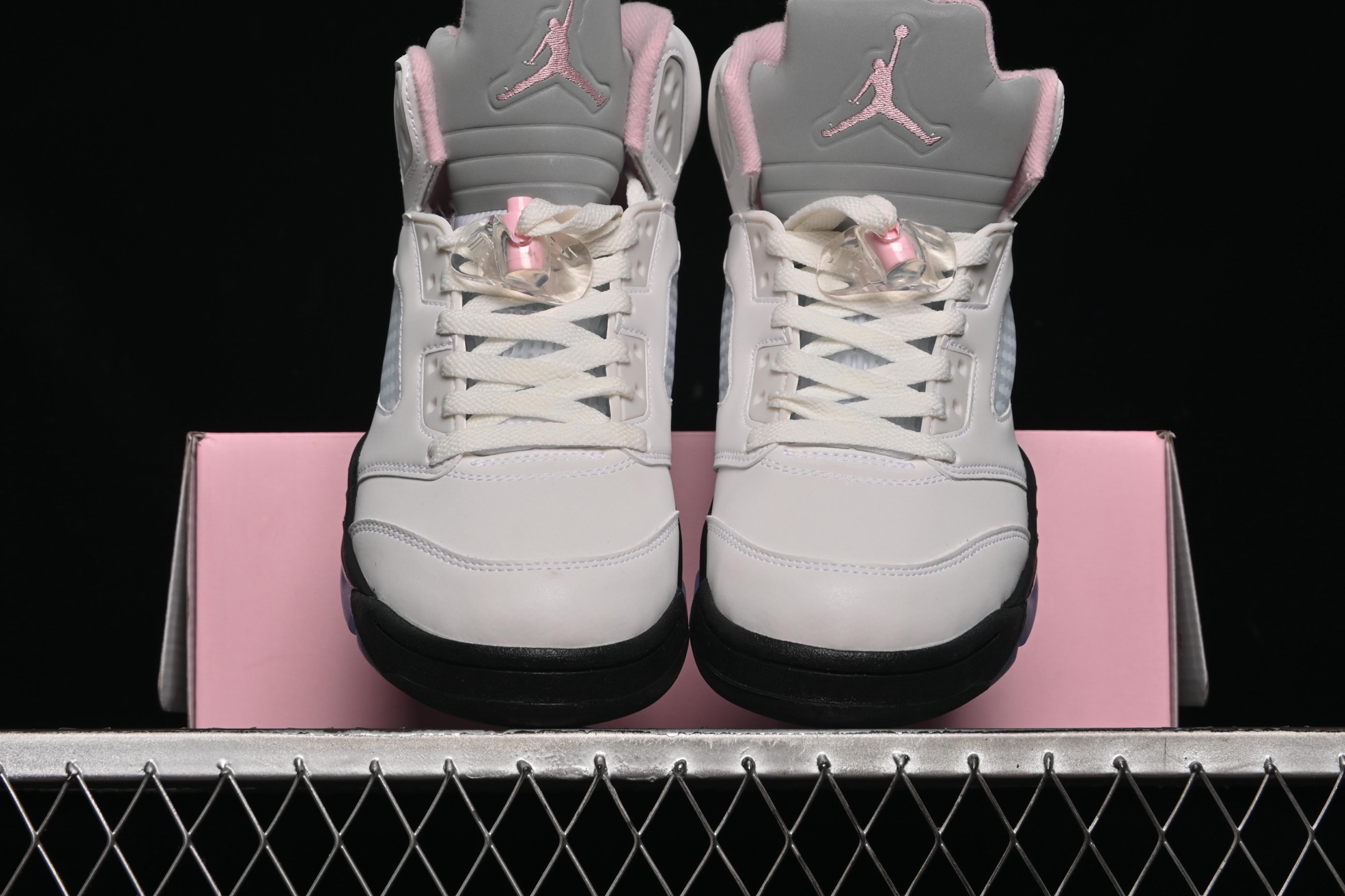 💰440纯原
Air Jordan 5 Retro "35th Anniversary" AJ5 乔5少女粉 HQ7978-102
#3M反光 鞋身整体以白色为主,在中底/内衬等细节部分辅以粉色点缀,少女心十足!
尺码:36 36.5 37.5 38 38.5 39 40 40.5 41 42 42.5 43 44 44.5 45 46 47.5 48.5 LTD4