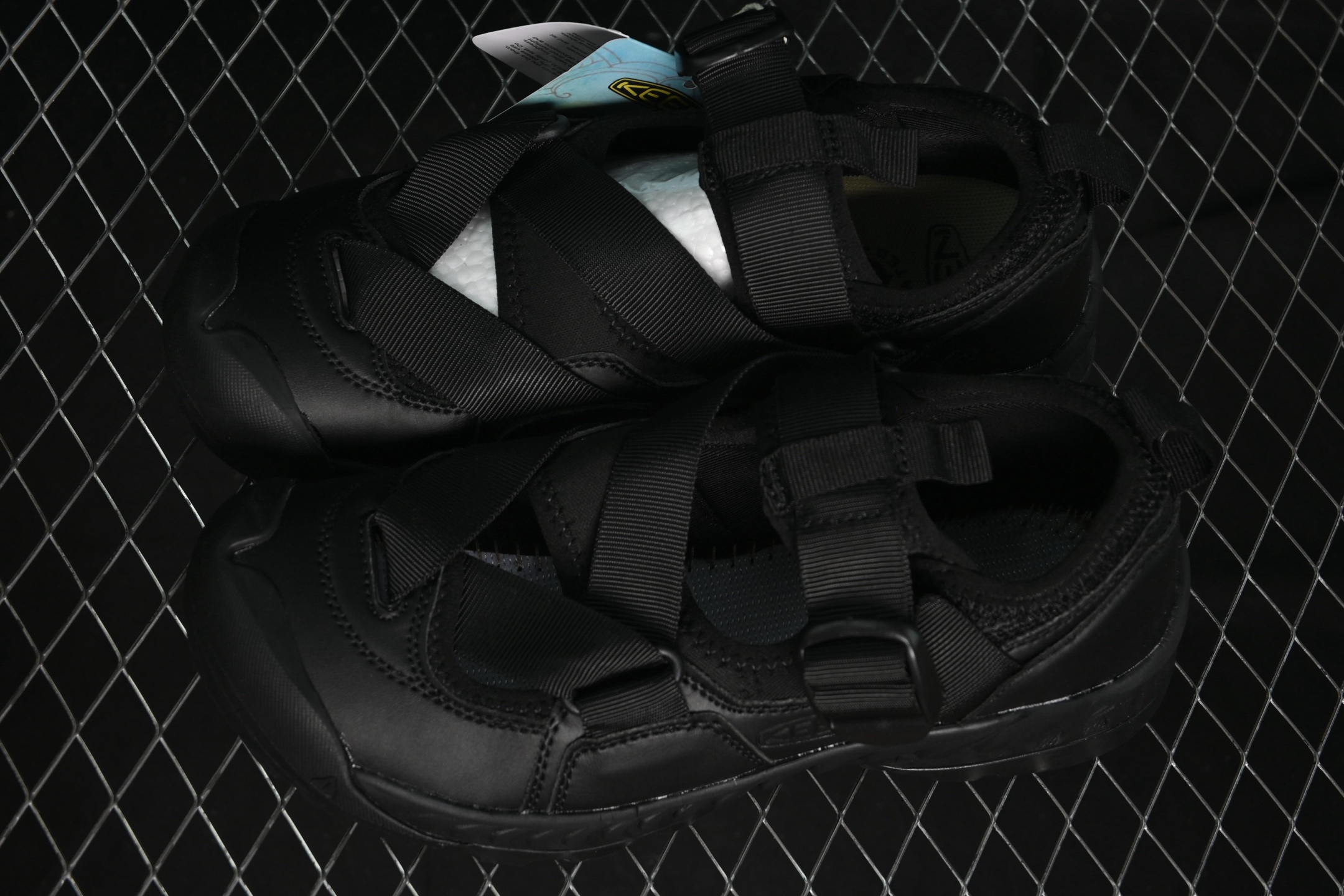 💰220纯原
Keen Uneek WK 科恩 夏季潮流皮面溯溪涉水休闲户外凉鞋 918 Black
尺码：35 36 37 38 39 40 41 42 F.C3