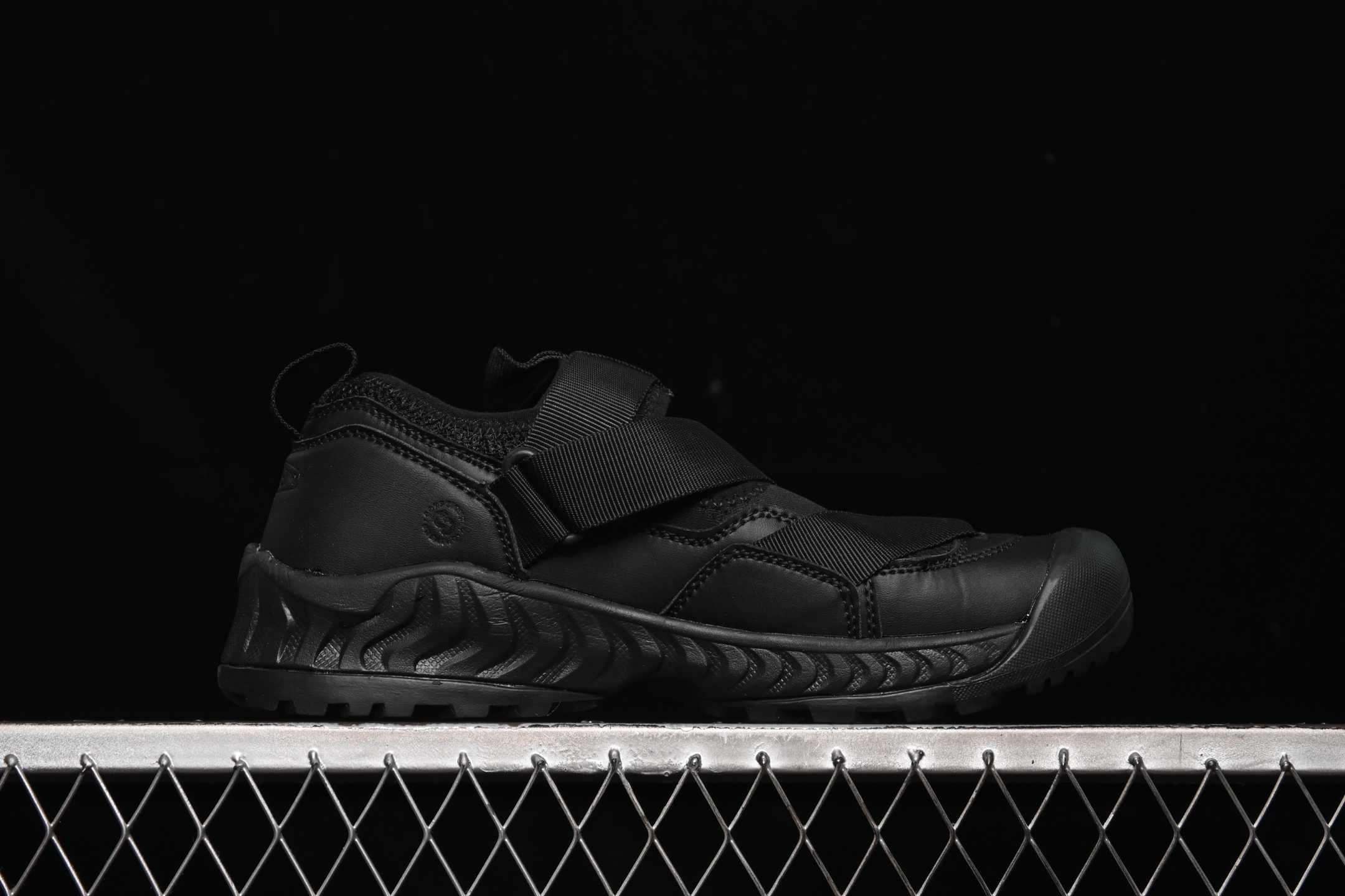 💰220纯原
Keen Uneek WK 科恩 夏季潮流皮面溯溪涉水休闲户外凉鞋 918 Black
尺码：35 36 37 38 39 40 41 42 F.C3