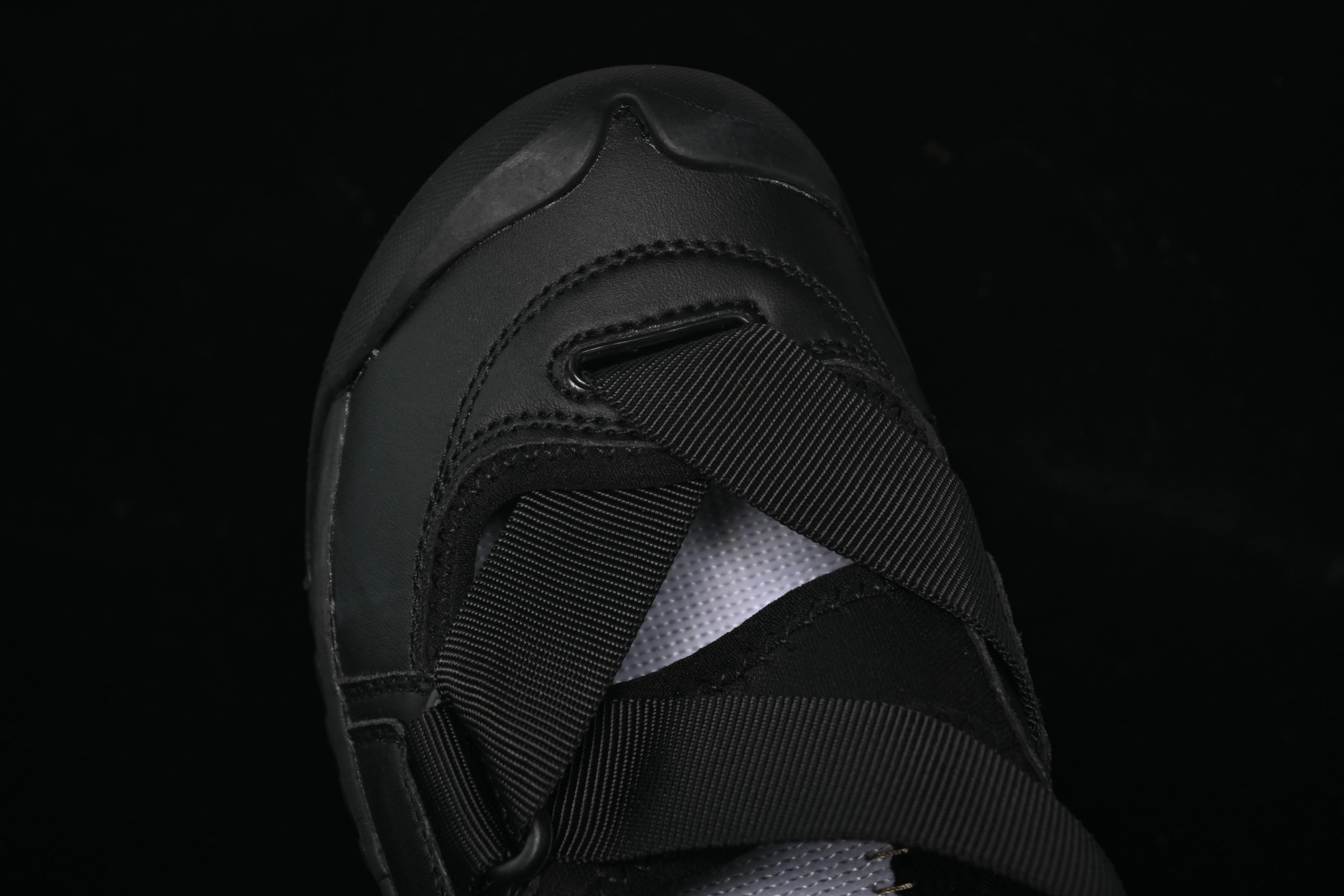 💰220纯原
Keen Uneek WK 科恩 夏季潮流皮面溯溪涉水休闲户外凉鞋 918 Black
尺码：35 36 37 38 39 40 41 42 F.C3