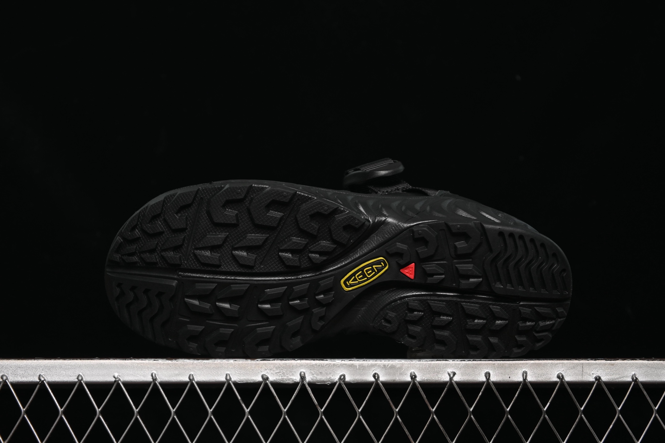 💰220纯原
Keen Uneek WK 科恩 夏季潮流皮面溯溪涉水休闲户外凉鞋 918 Black
尺码：35 36 37 38 39 40 41 42 F.C3