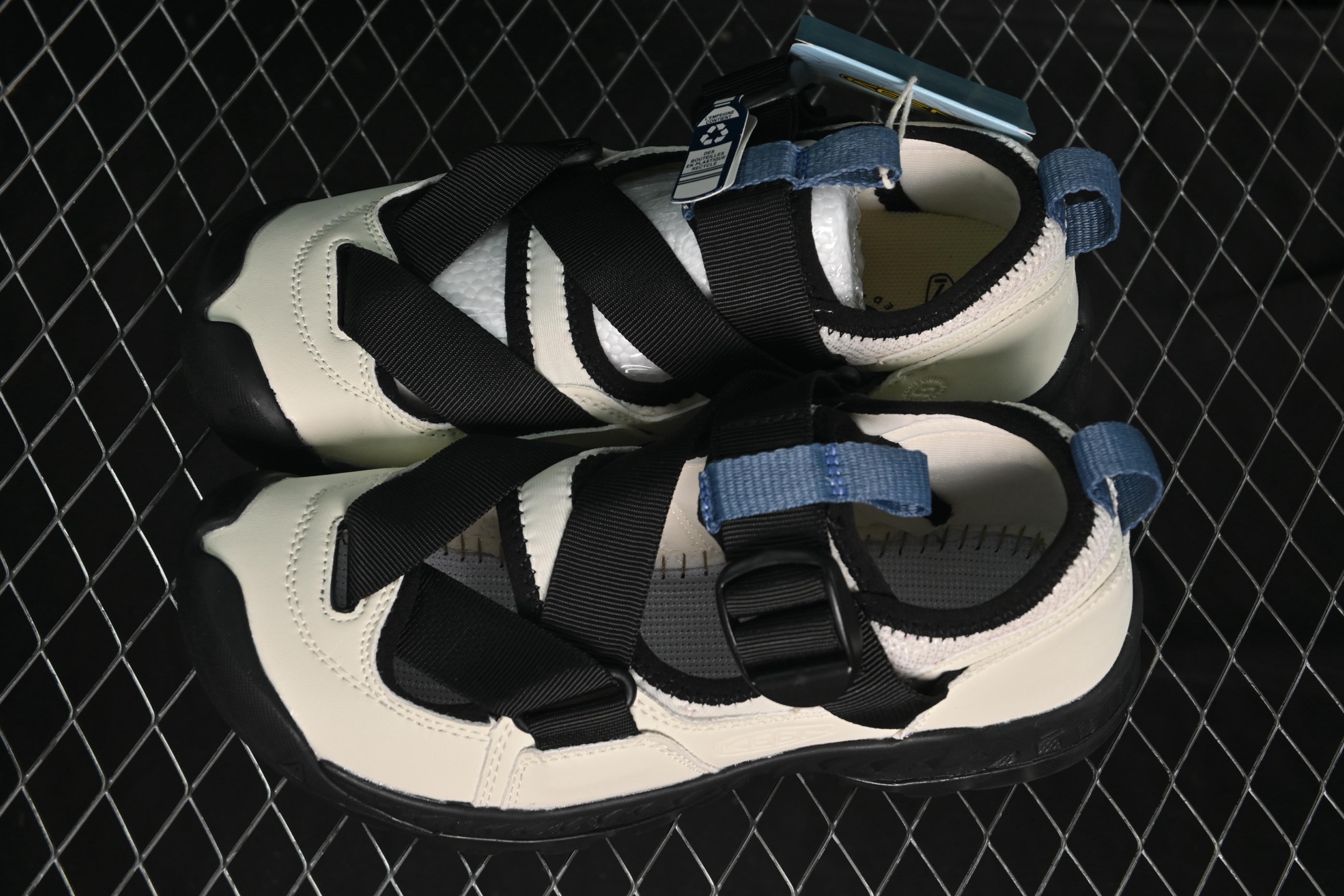 💰220纯原
Keen Uneek WK 科恩 夏季潮流皮面溯溪涉水休闲户外凉鞋 918 White
尺码：35 36 37 38 39 40 41 42 F.C3