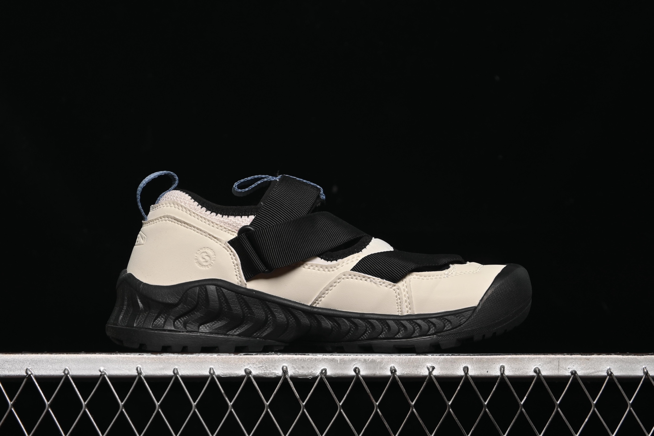 💰220纯原
Keen Uneek WK 科恩 夏季潮流皮面溯溪涉水休闲户外凉鞋 918 White
尺码：35 36 37 38 39 40 41 42 F.C3