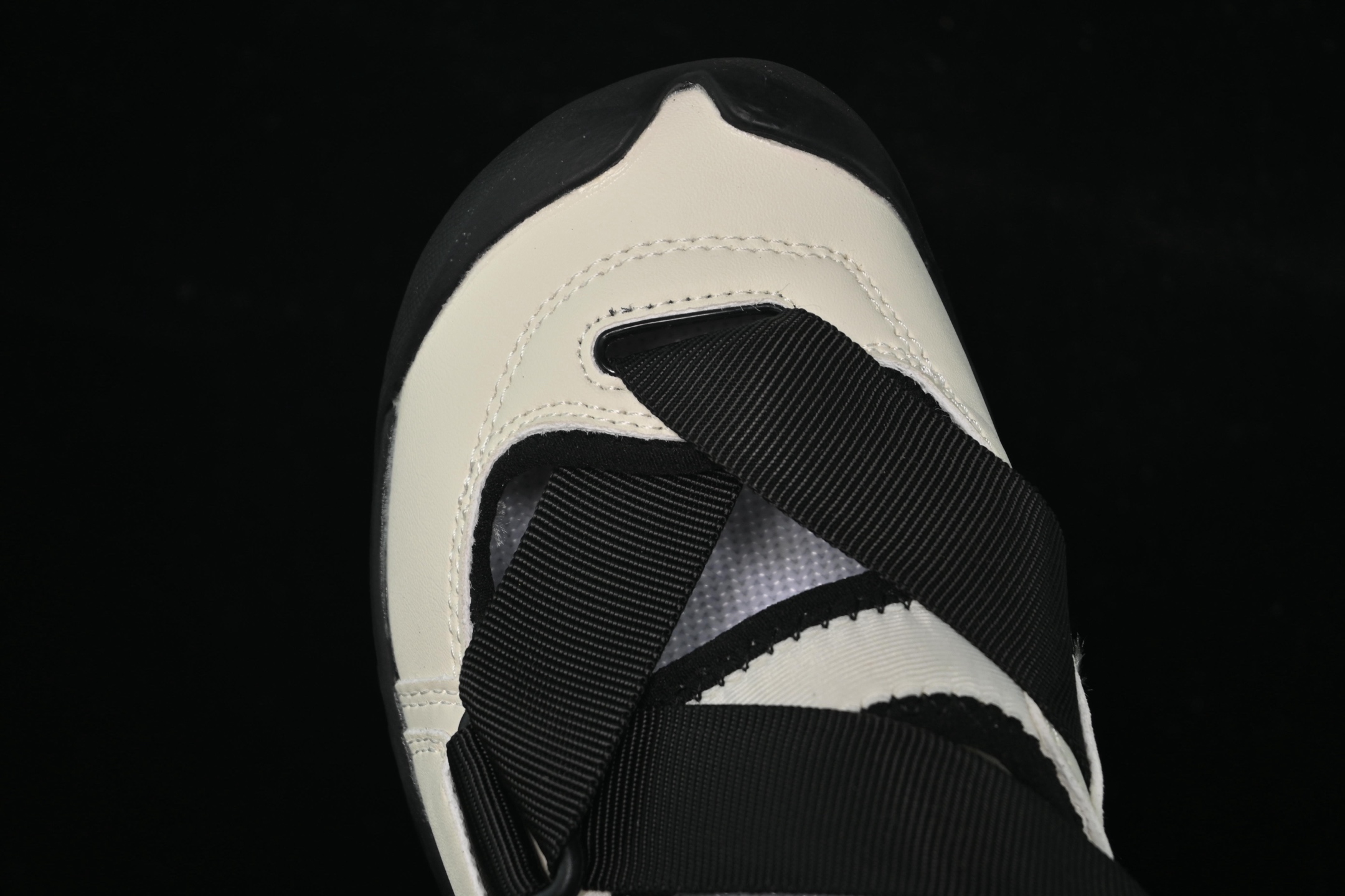 💰220纯原
Keen Uneek WK 科恩 夏季潮流皮面溯溪涉水休闲户外凉鞋 918 White
尺码：35 36 37 38 39 40 41 42 F.C3