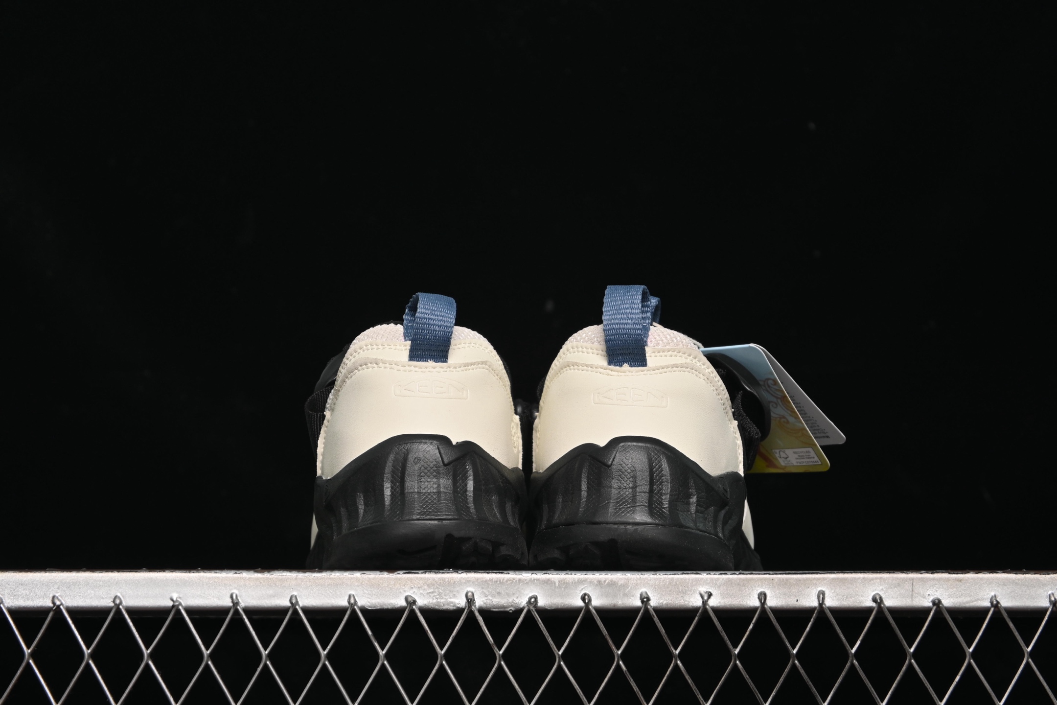 💰220纯原
Keen Uneek WK 科恩 夏季潮流皮面溯溪涉水休闲户外凉鞋 918 White
尺码：35 36 37 38 39 40 41 42 F.C3