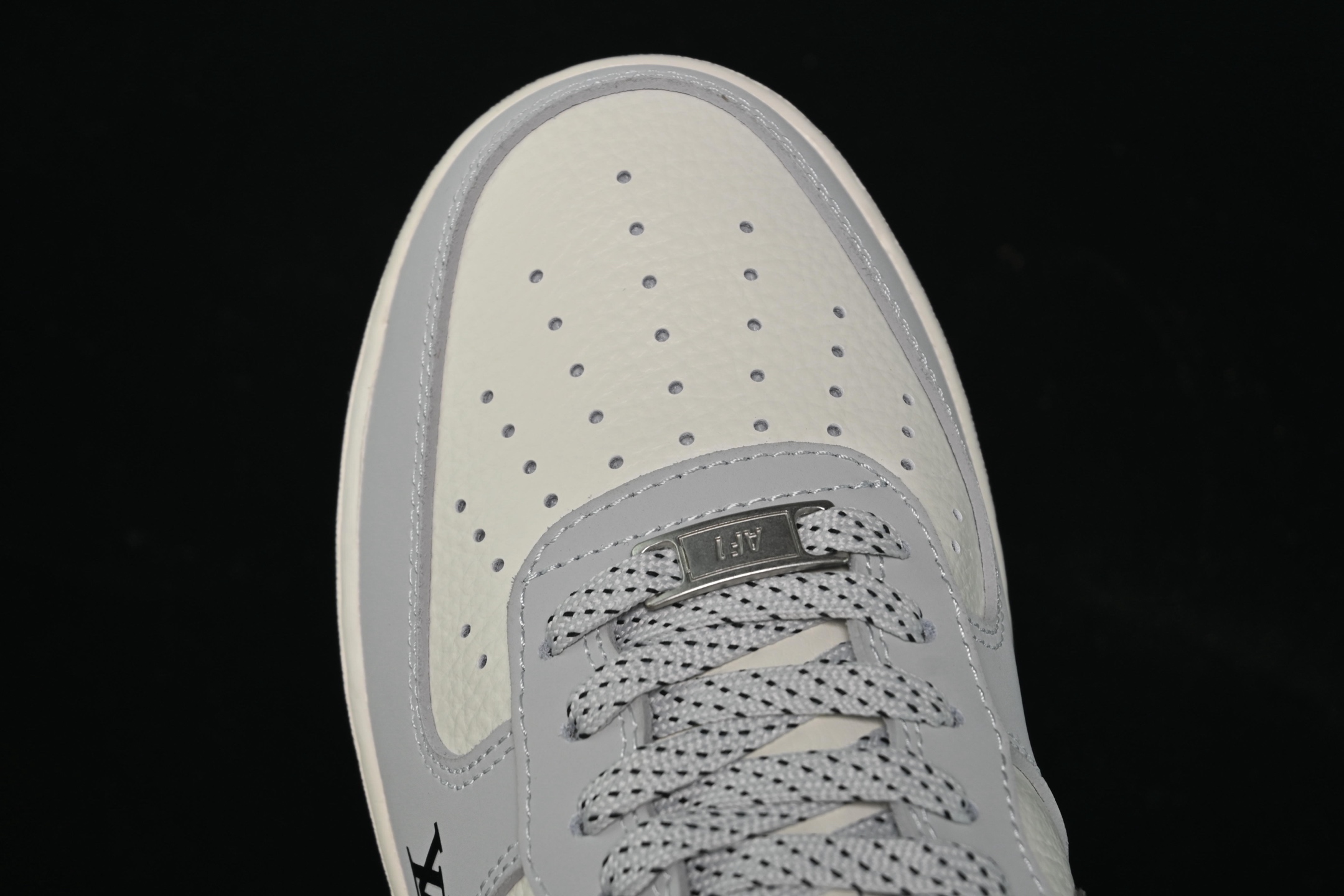 💰280纯原
 Nike Air Force 1'07 Low LV联名 灰白镭射渐变 空军一号低帮休闲板鞋 LW9279-020
#原楦头原纸板 原装鞋盒 原厂鞋底 超高清洁度 细节完美
尺码：36 36.5 37.5 38 38.5 39 40 40.5 41 42 42.5 43 44 44.5 45 9.D4