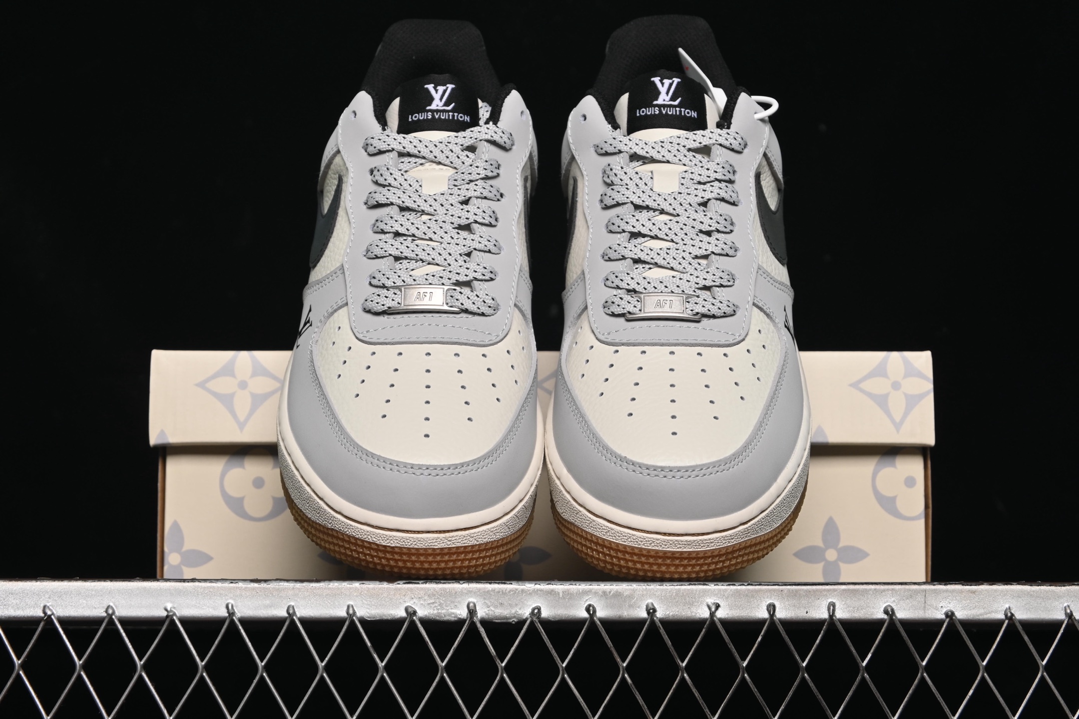 💰280纯原
 Nike Air Force 1'07 Low LV联名 灰白镭射渐变 空军一号低帮休闲板鞋 LW9279-020
#原楦头原纸板 原装鞋盒 原厂鞋底 超高清洁度 细节完美
尺码：36 36.5 37.5 38 38.5 39 40 40.5 41 42 42.5 43 44 44.5 45 9.D4