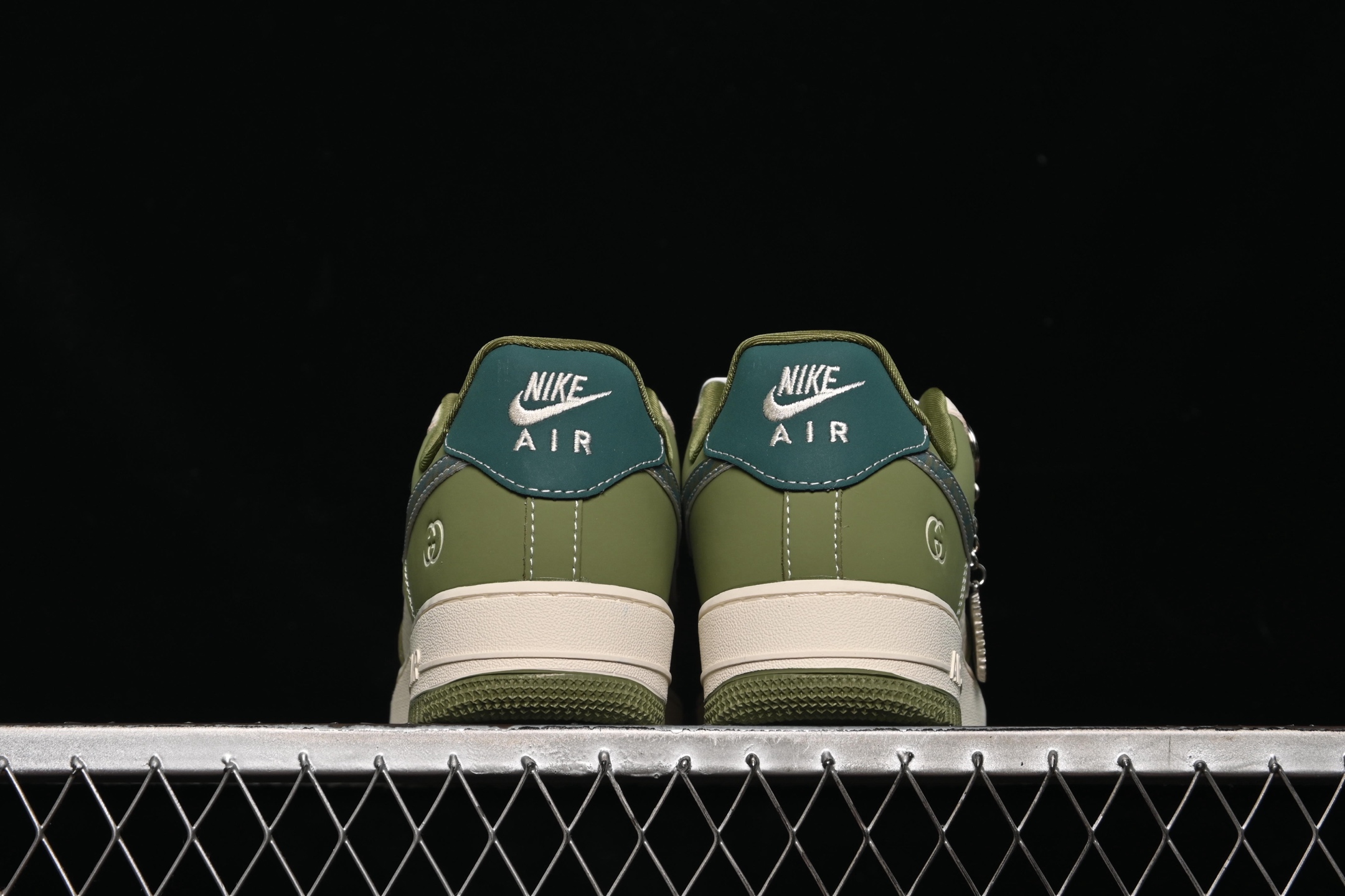 💰300纯原
 Nike Air Force 1'07 Low 古驰联名 草绿 空军一号低帮休闲板鞋 KK1988-094
#原楦头原纸板 原装鞋盒 定制五金配件 内置全掌气垫 原厂鞋底 
尺码：36 36.5 37.5 38 38.5 39 40 40.5 41 42 42.5 43 44 44.5 45 9.D4