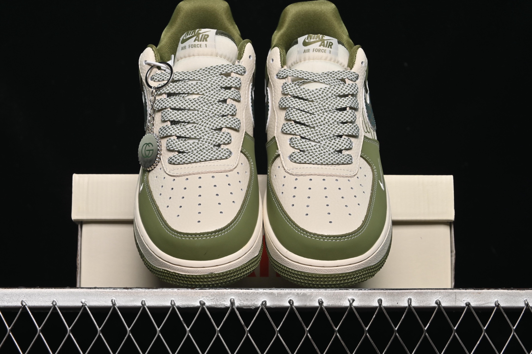 💰300纯原
 Nike Air Force 1'07 Low 古驰联名 草绿 空军一号低帮休闲板鞋 KK1988-094
#原楦头原纸板 原装鞋盒 定制五金配件 内置全掌气垫 原厂鞋底 
尺码：36 36.5 37.5 38 38.5 39 40 40.5 41 42 42.5 43 44 44.5 45 9.D4
