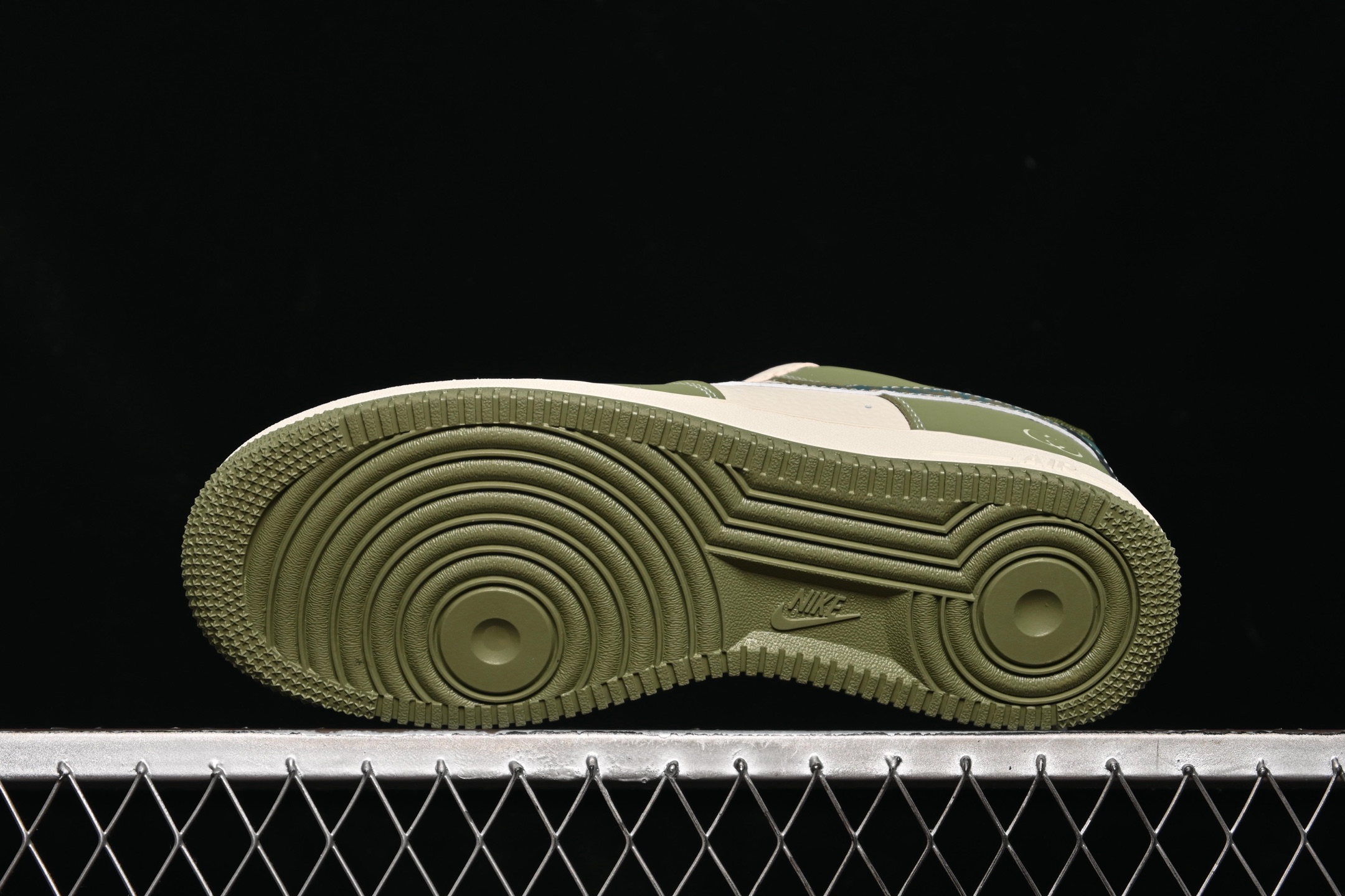 💰300纯原
 Nike Air Force 1'07 Low 古驰联名 草绿 空军一号低帮休闲板鞋 KK1988-094
#原楦头原纸板 原装鞋盒 定制五金配件 内置全掌气垫 原厂鞋底 
尺码：36 36.5 37.5 38 38.5 39 40 40.5 41 42 42.5 43 44 44.5 45 9.D4