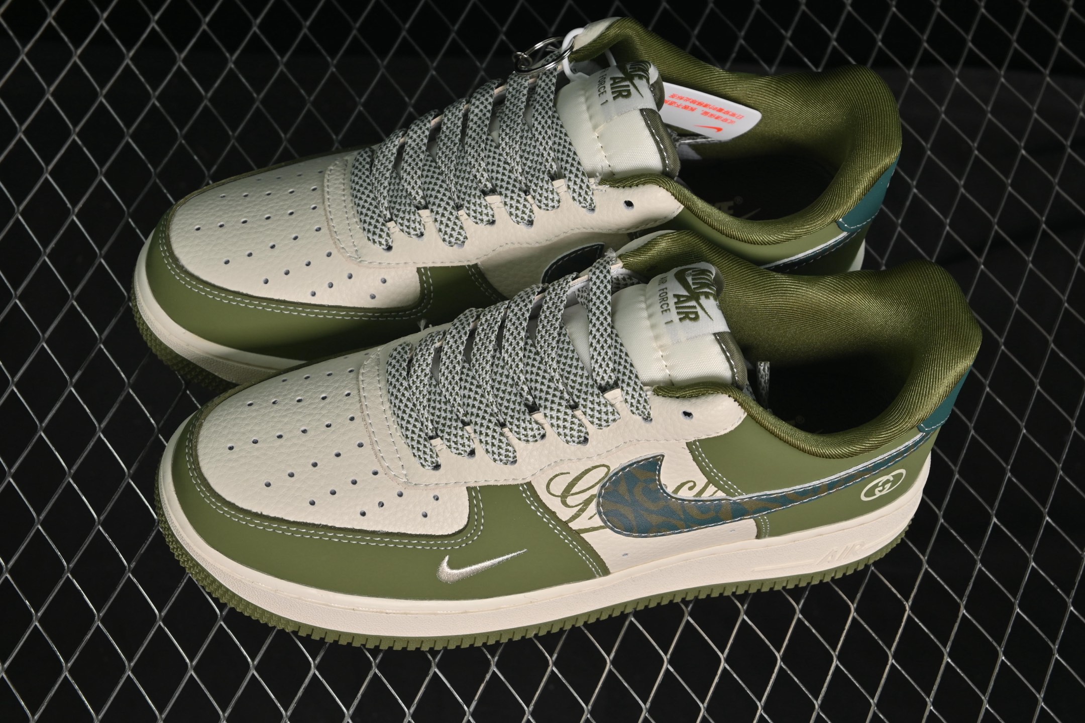 💰300纯原
 Nike Air Force 1'07 Low 古驰联名 草绿 空军一号低帮休闲板鞋 KK1988-094
#原楦头原纸板 原装鞋盒 定制五金配件 内置全掌气垫 原厂鞋底 
尺码：36 36.5 37.5 38 38.5 39 40 40.5 41 42 42.5 43 44 44.5 45 9.D4