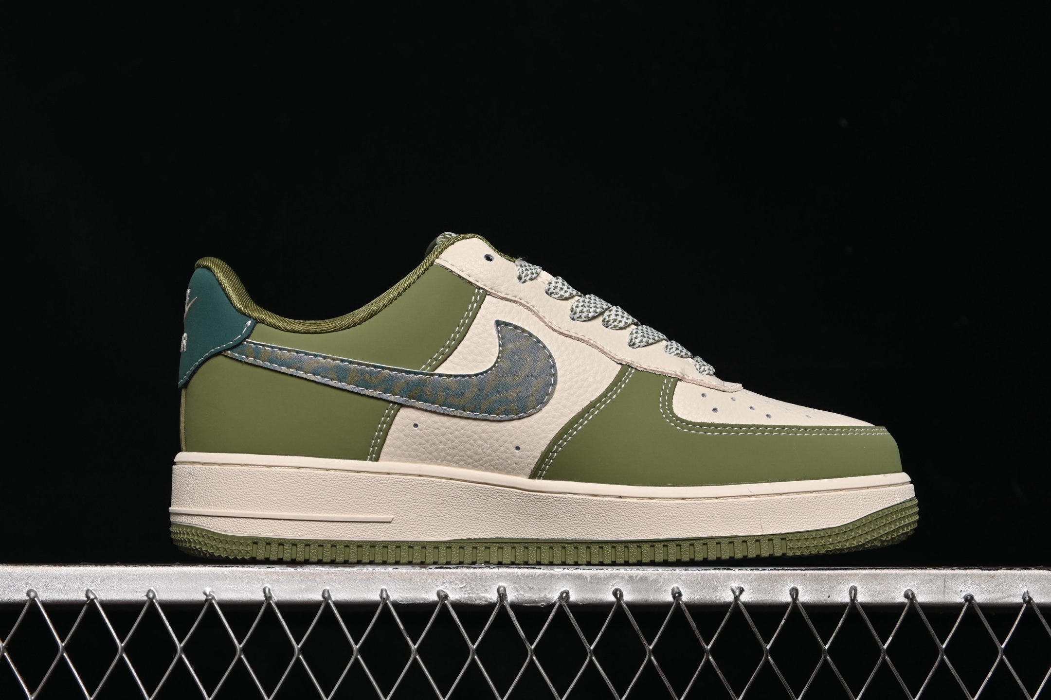 💰300纯原
 Nike Air Force 1'07 Low 古驰联名 草绿 空军一号低帮休闲板鞋 KK1988-094
#原楦头原纸板 原装鞋盒 定制五金配件 内置全掌气垫 原厂鞋底 
尺码：36 36.5 37.5 38 38.5 39 40 40.5 41 42 42.5 43 44 44.5 45 9.D4