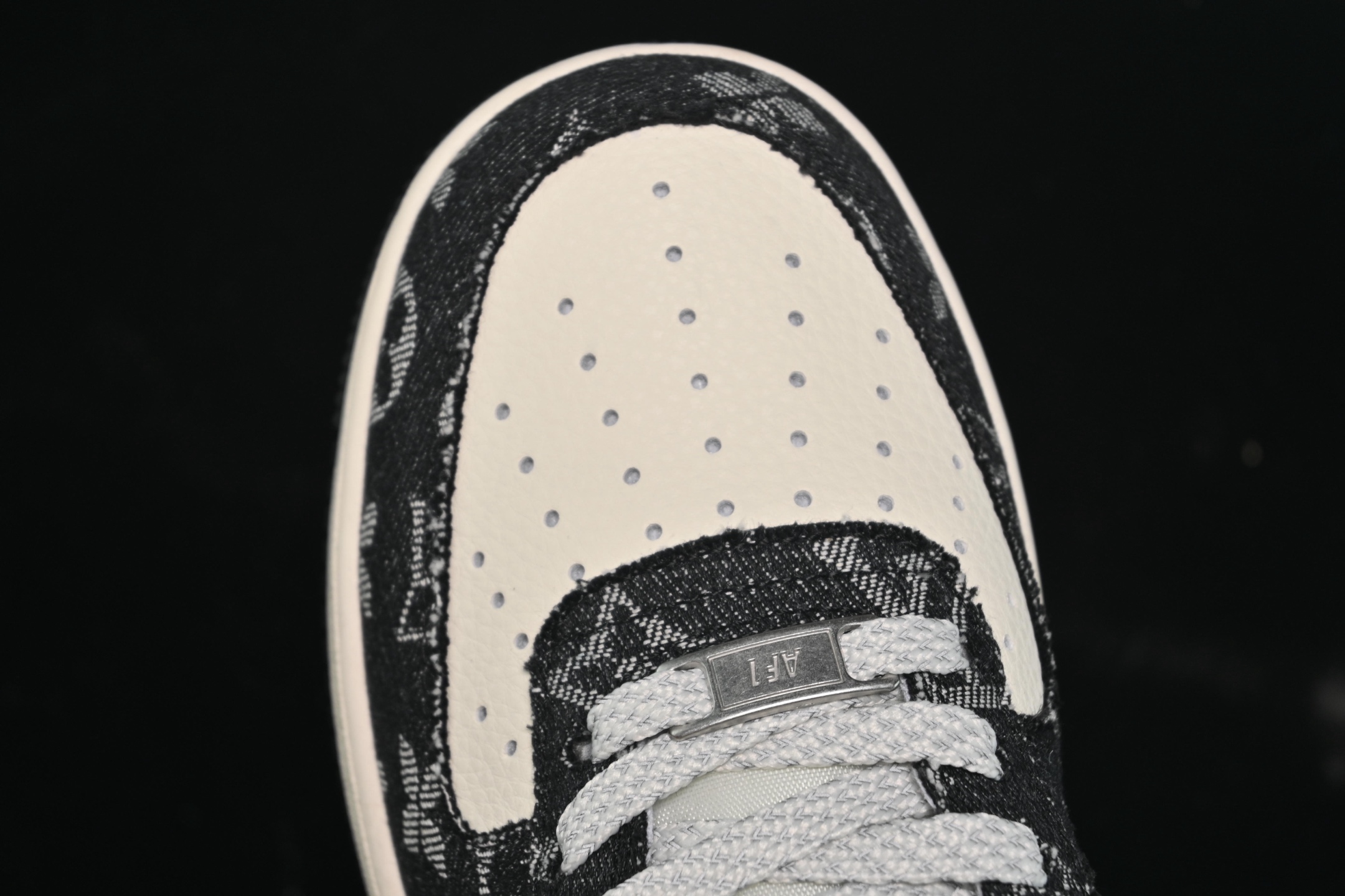 💰280纯原
 Nike Air Force 1'07 Low LV联名 牛仔米白黑 空军一号低帮休闲板鞋 MZ9588-802
#原楦头原纸板 原装鞋盒 定制五金配件 内置全掌气垫 原厂鞋底 
尺码：36 36.5 37.5 38 38.5 39 40 40.5 41 42 42.5 43 44 44.5 45 9.D4