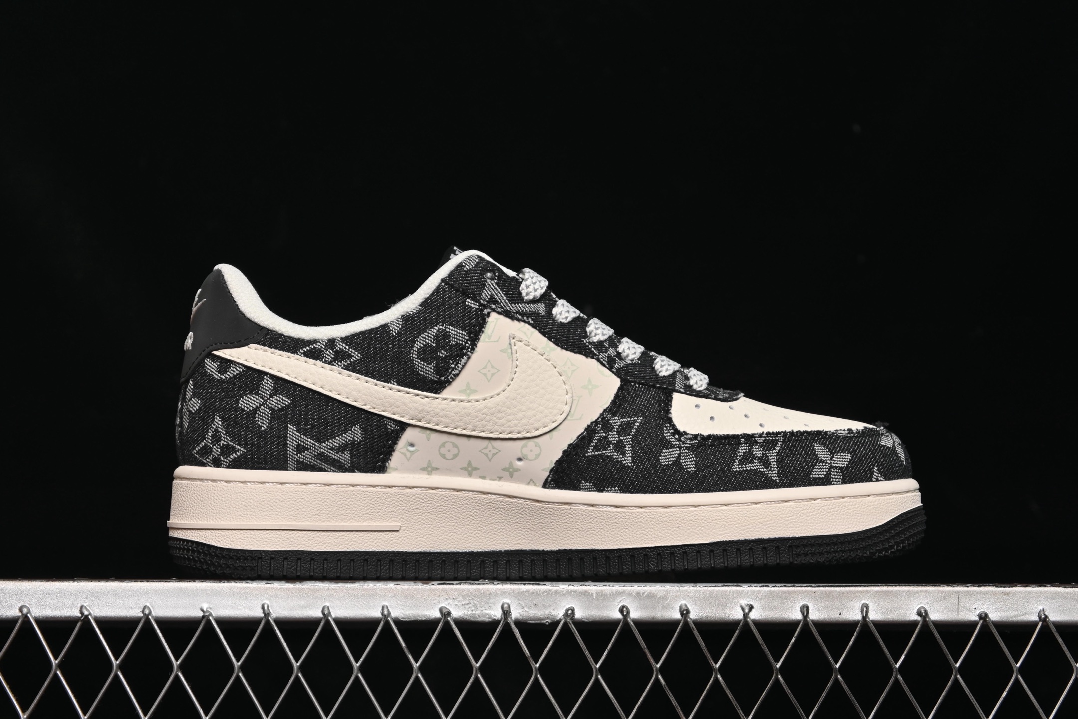 💰280纯原
 Nike Air Force 1'07 Low LV联名 牛仔米白黑 空军一号低帮休闲板鞋 MZ9588-802
#原楦头原纸板 原装鞋盒 定制五金配件 内置全掌气垫 原厂鞋底 
尺码：36 36.5 37.5 38 38.5 39 40 40.5 41 42 42.5 43 44 44.5 45 9.D4