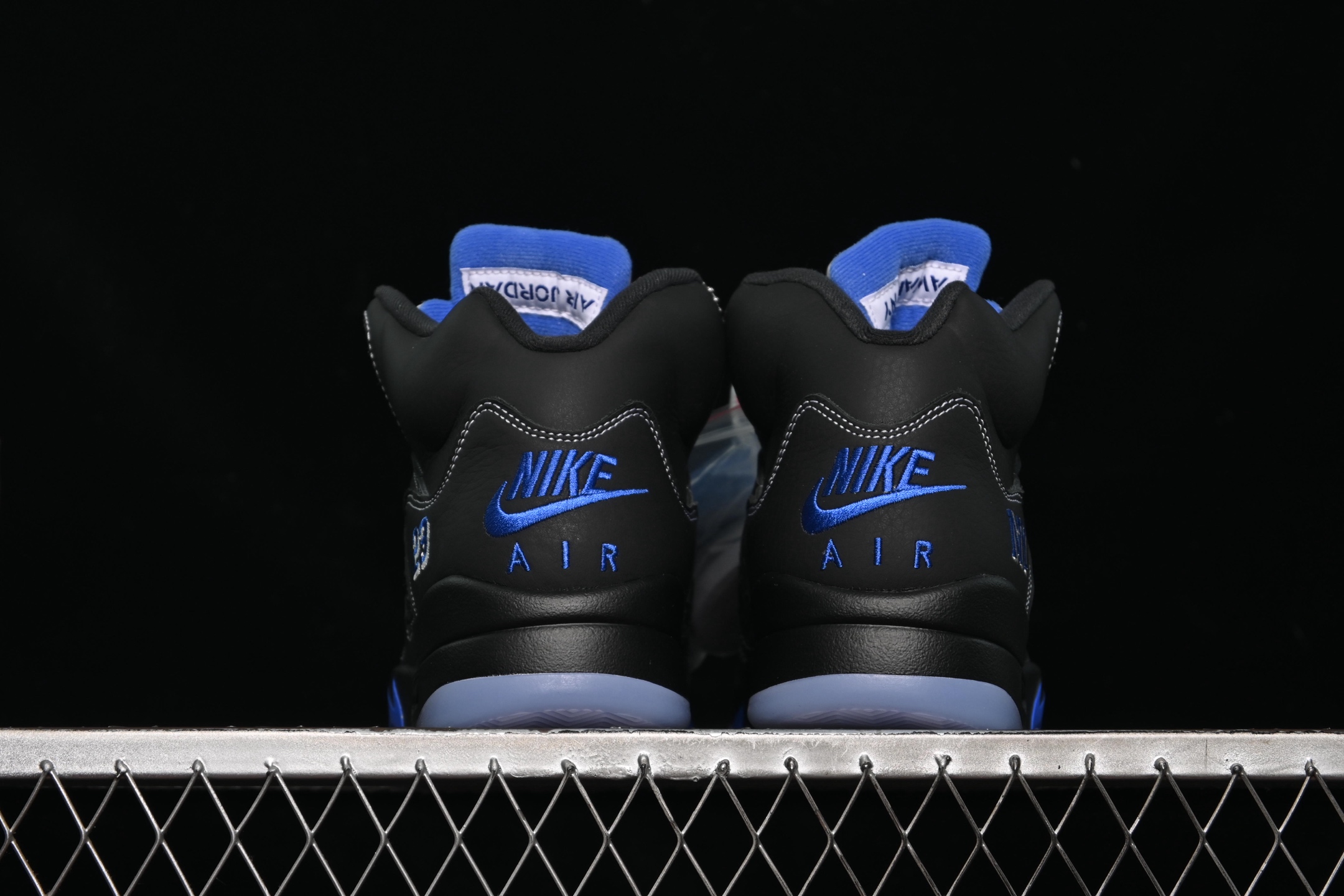 💰520顶级
Awake NY x Air Jordan 5 "Black Metallic" AJ5 乔5联名款黑灰 DV4982-004
#鞋身以鞋身通体采用黑/灰色为主色调呈现,搭配3M反光鞋舌。黑色皮革+白色车线,足够有辨识度同时上脚好打理。
尺码:40 40.5 41 42 42.5 43 44 44.5 45 46 47.5 B.G7