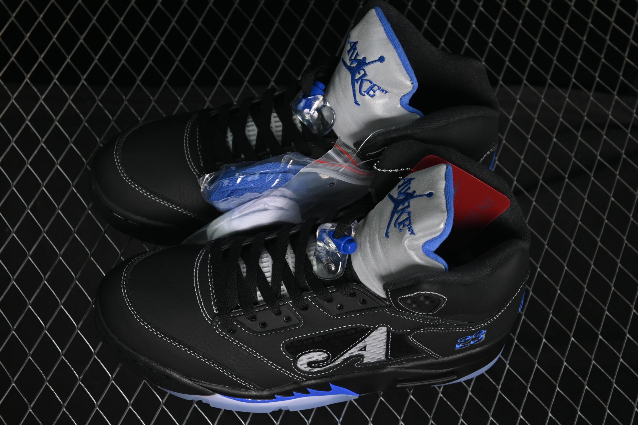 💰520顶级
Awake NY x Air Jordan 5 "Black Metallic" AJ5 乔5联名款黑灰 DV4982-004
#鞋身以鞋身通体采用黑/灰色为主色调呈现,搭配3M反光鞋舌。黑色皮革+白色车线,足够有辨识度同时上脚好打理。
尺码:40 40.5 41 42 42.5 43 44 44.5 45 46 47.5 B.G7
