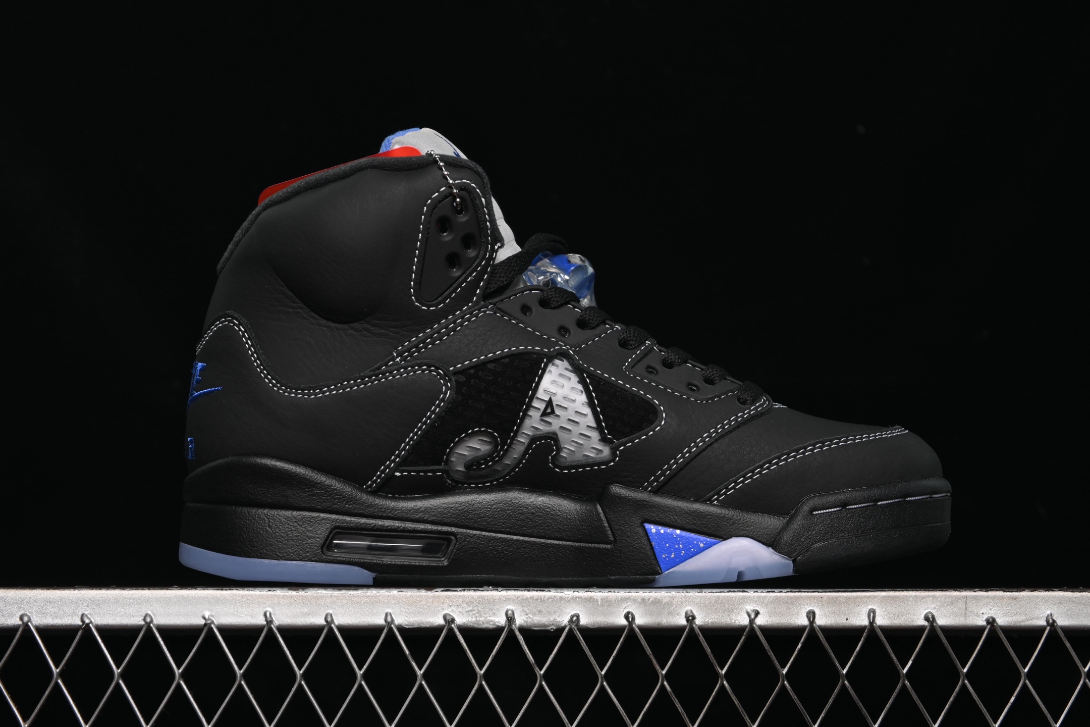 💰520顶级
Awake NY x Air Jordan 5 "Black Metallic" AJ5 乔5联名款黑灰 DV4982-004
#鞋身以鞋身通体采用黑/灰色为主色调呈现,搭配3M反光鞋舌。黑色皮革+白色车线,足够有辨识度同时上脚好打理。
尺码:40 40.5 41 42 42.5 43 44 44.5 45 46 47.5 B.G7