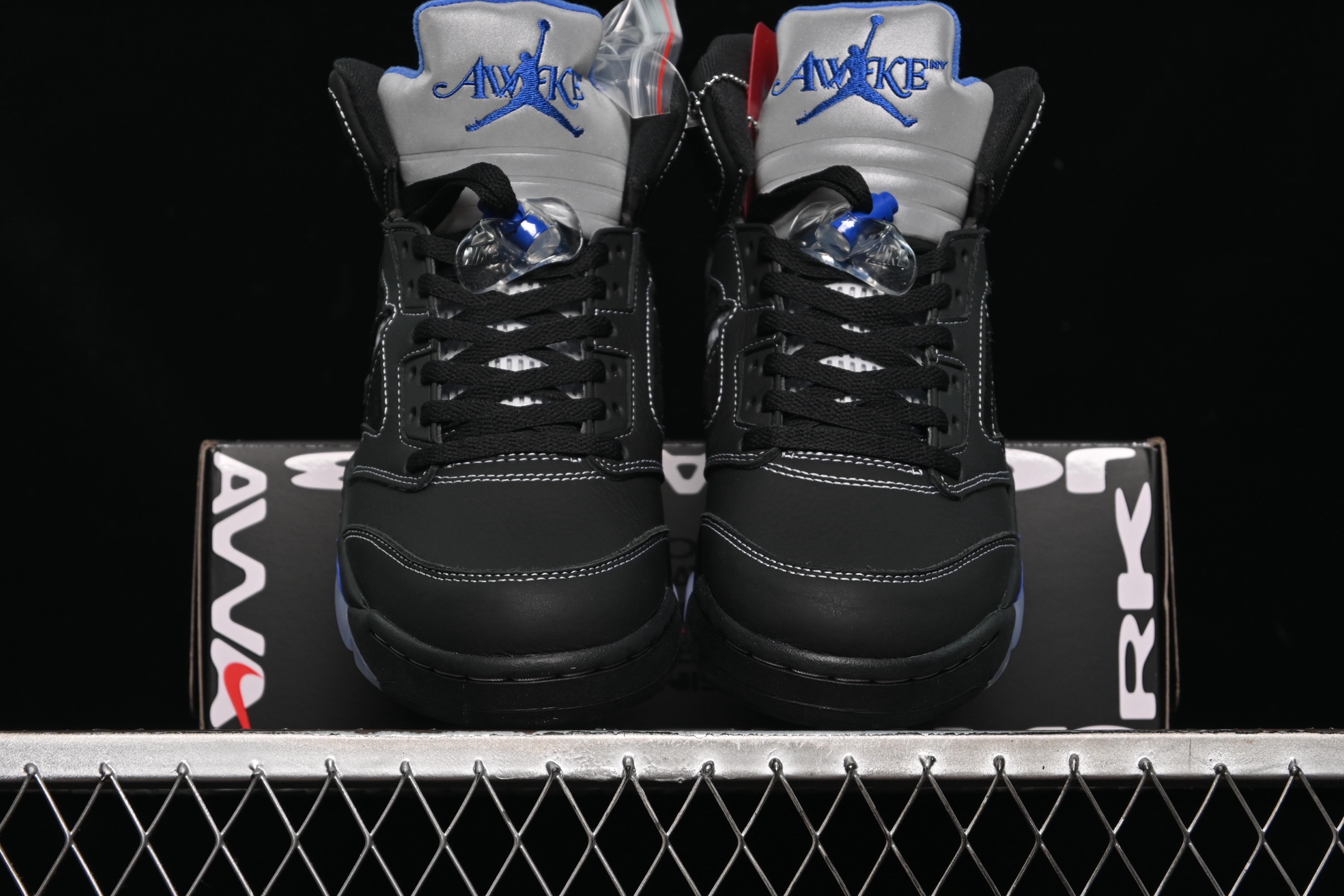 💰520顶级
Awake NY x Air Jordan 5 "Black Metallic" AJ5 乔5联名款黑灰 DV4982-004
#鞋身以鞋身通体采用黑/灰色为主色调呈现,搭配3M反光鞋舌。黑色皮革+白色车线,足够有辨识度同时上脚好打理。
尺码:40 40.5 41 42 42.5 43 44 44.5 45 46 47.5 B.G7