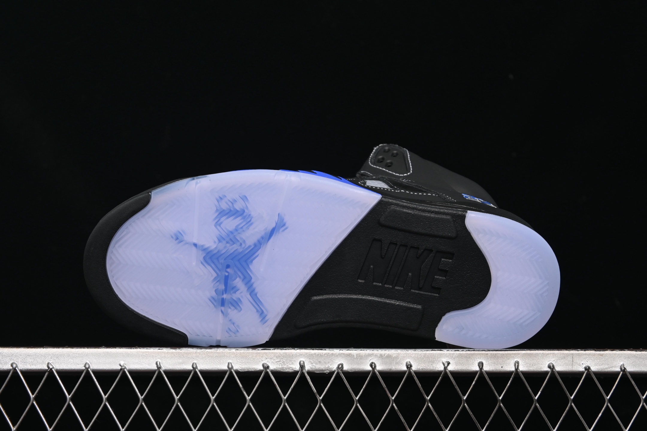 💰520顶级
Awake NY x Air Jordan 5 "Black Metallic" AJ5 乔5联名款黑灰 DV4982-004
#鞋身以鞋身通体采用黑/灰色为主色调呈现,搭配3M反光鞋舌。黑色皮革+白色车线,足够有辨识度同时上脚好打理。
尺码:40 40.5 41 42 42.5 43 44 44.5 45 46 47.5 B.G7